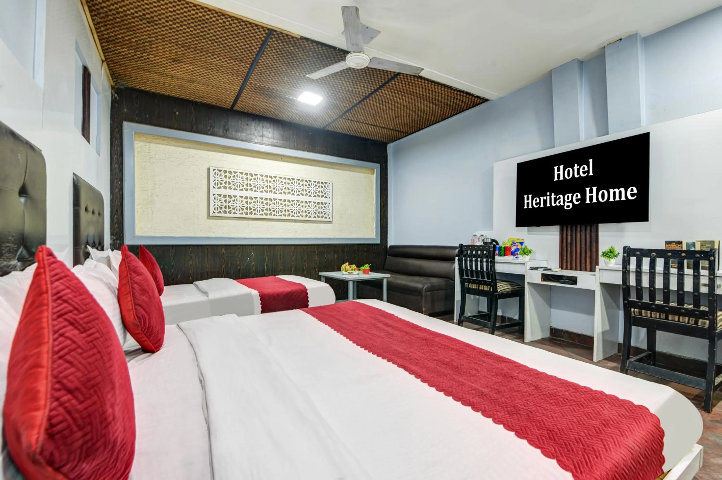 Bed in Hotel Heritage Home -3 Mins Walk from Metro And 5 Mins from Rail Station