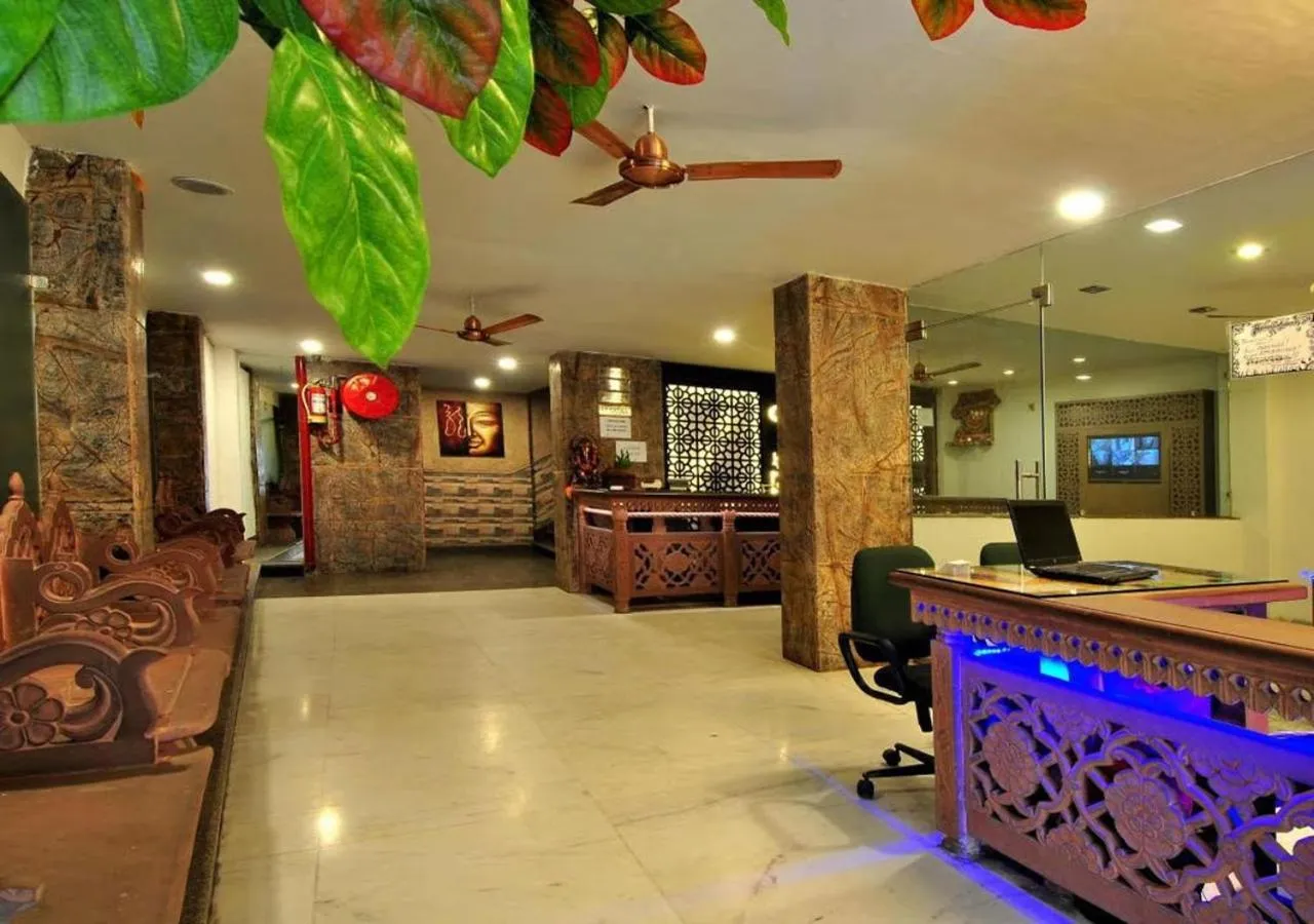 Communal lounge/ TV room in Hotel Heritage Home -3 Mins Walk from Metro And 5 Mins from Rail Station