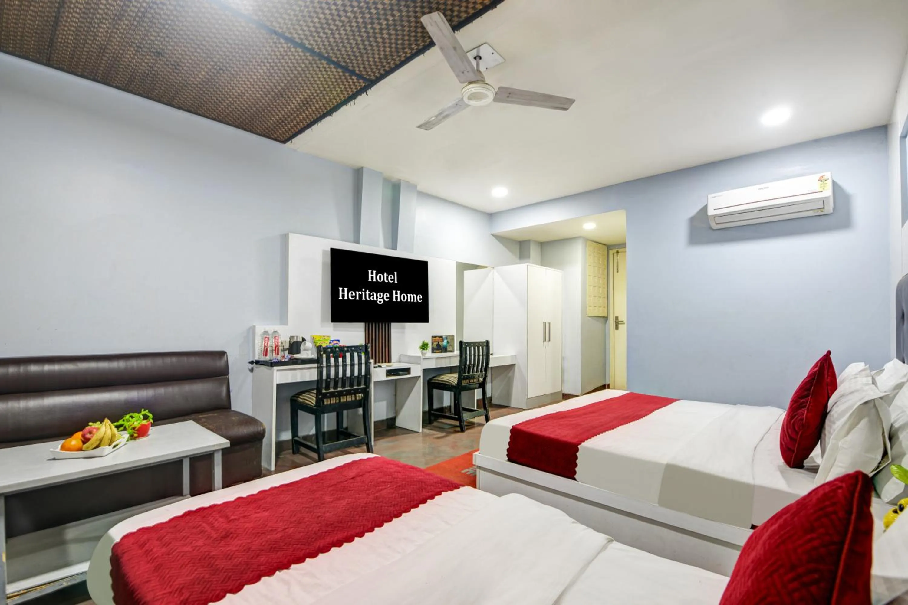 Communal lounge/ TV room, Bed in Hotel Heritage Home -3 Mins Walk from Metro And 5 Mins from Rail Station