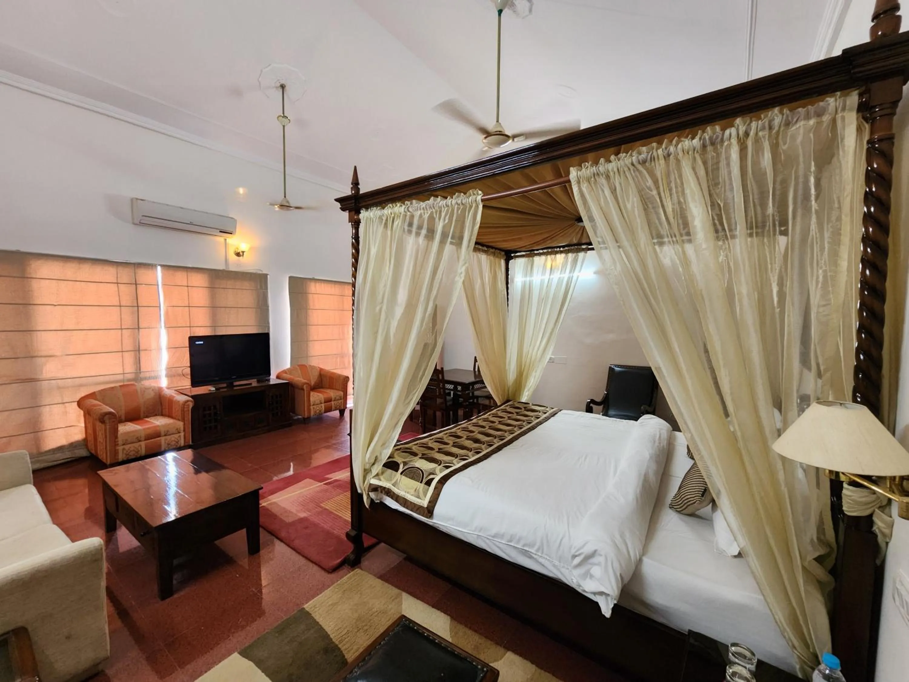 Bed in Hotel Royal Ark - Kasauli