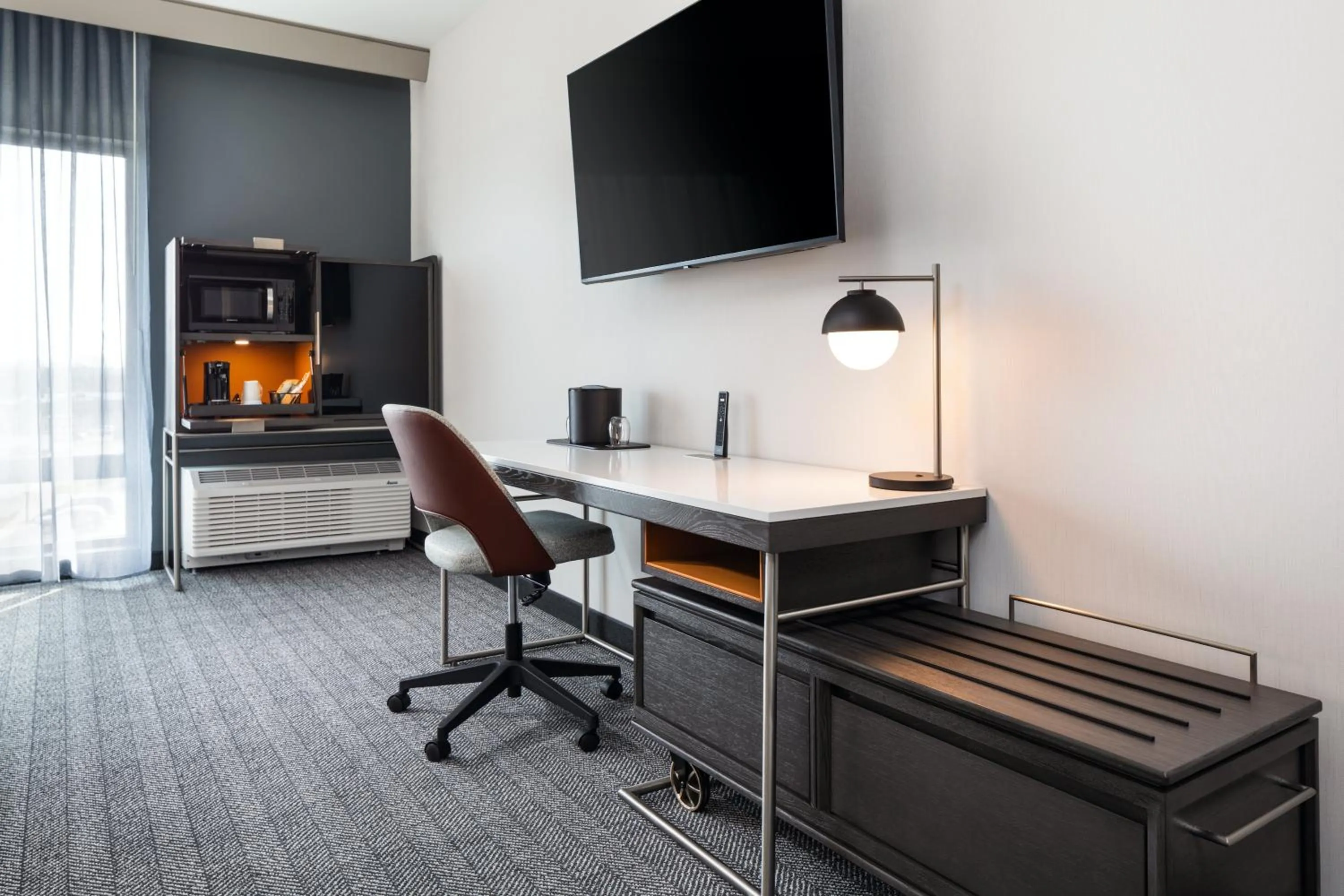 Seating area in Courtyard by Marriott Bettendorf