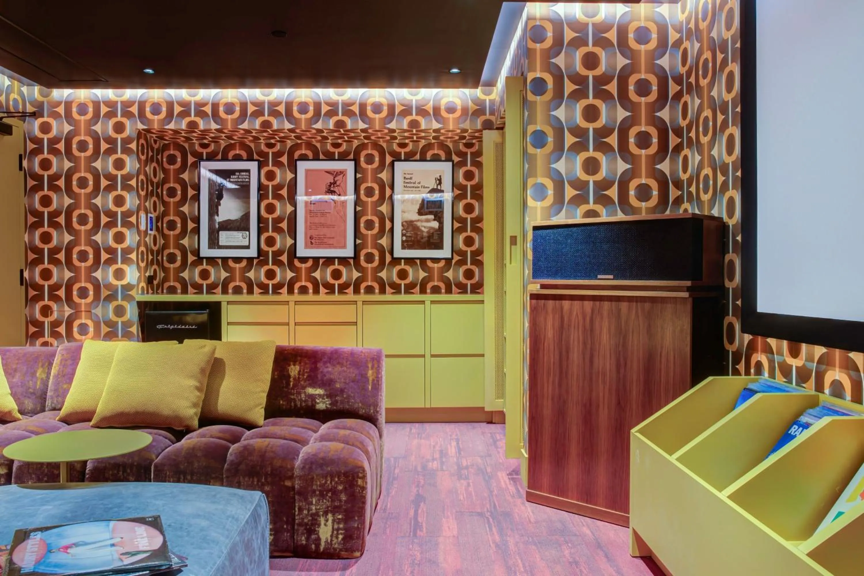 Photo of the whole room, Seating Area in Banff Voyager Inn