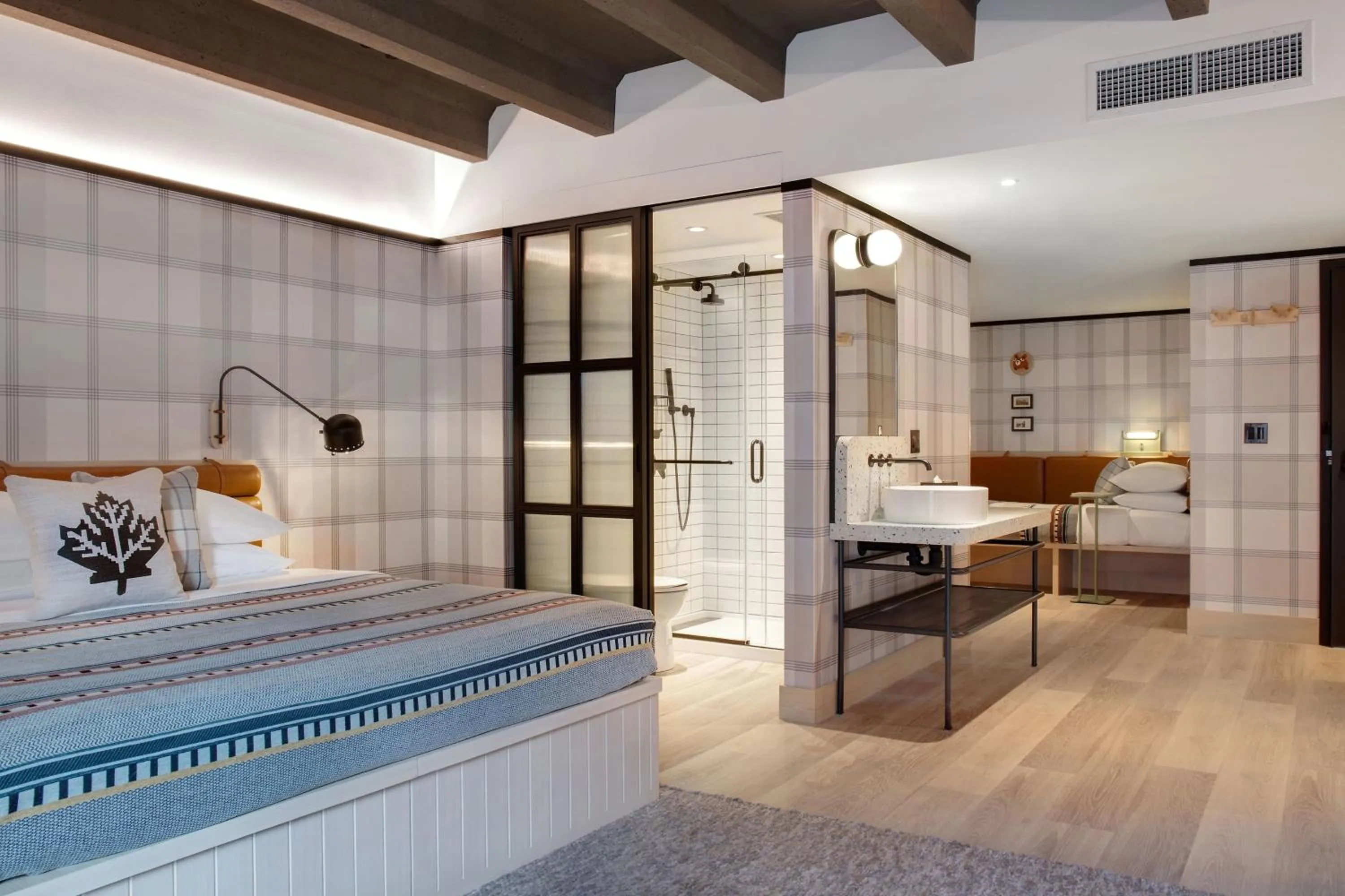 Photo of the whole room, Bed in Banff Voyager Inn