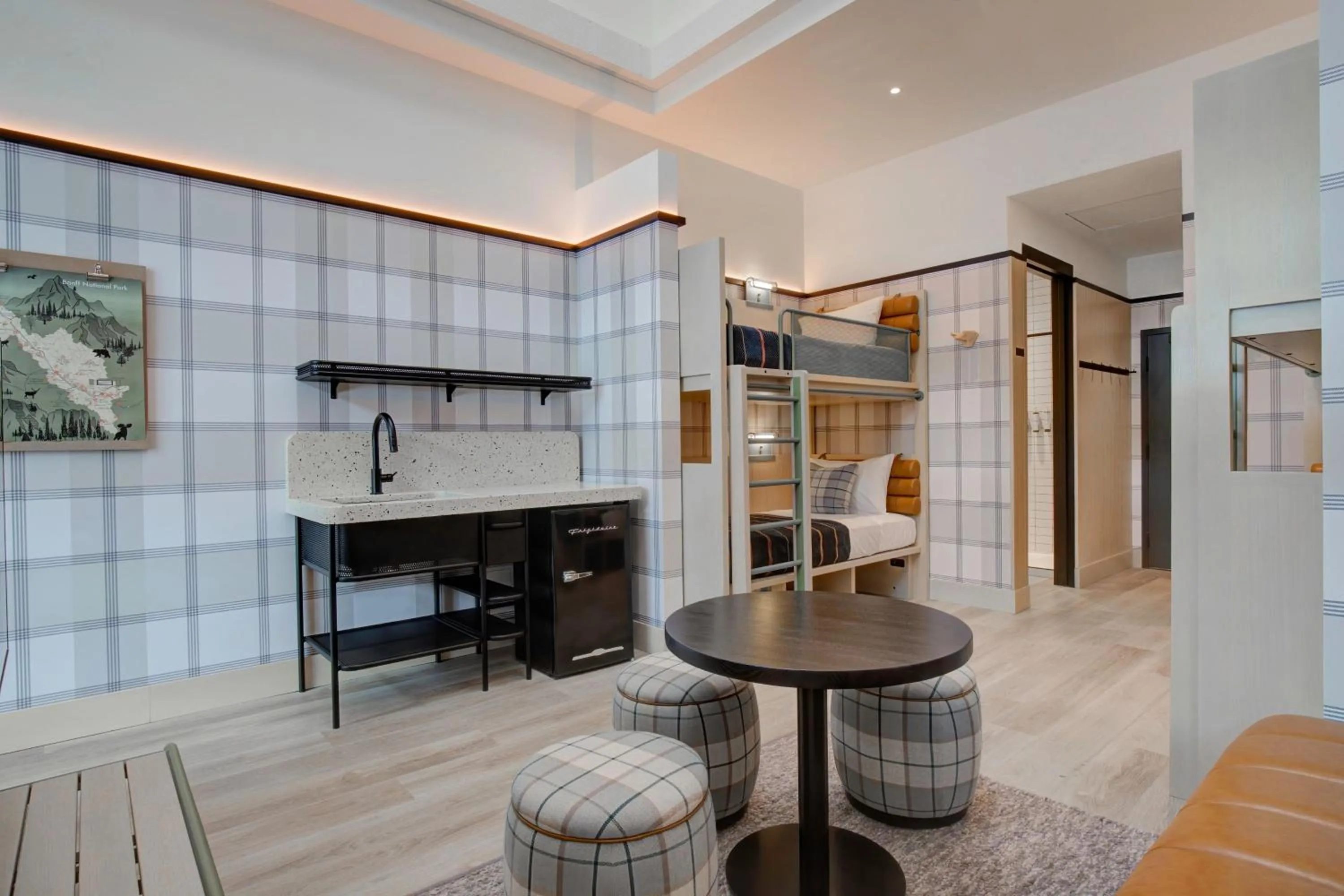 Living room, Kitchen/Kitchenette in Banff Voyager Inn