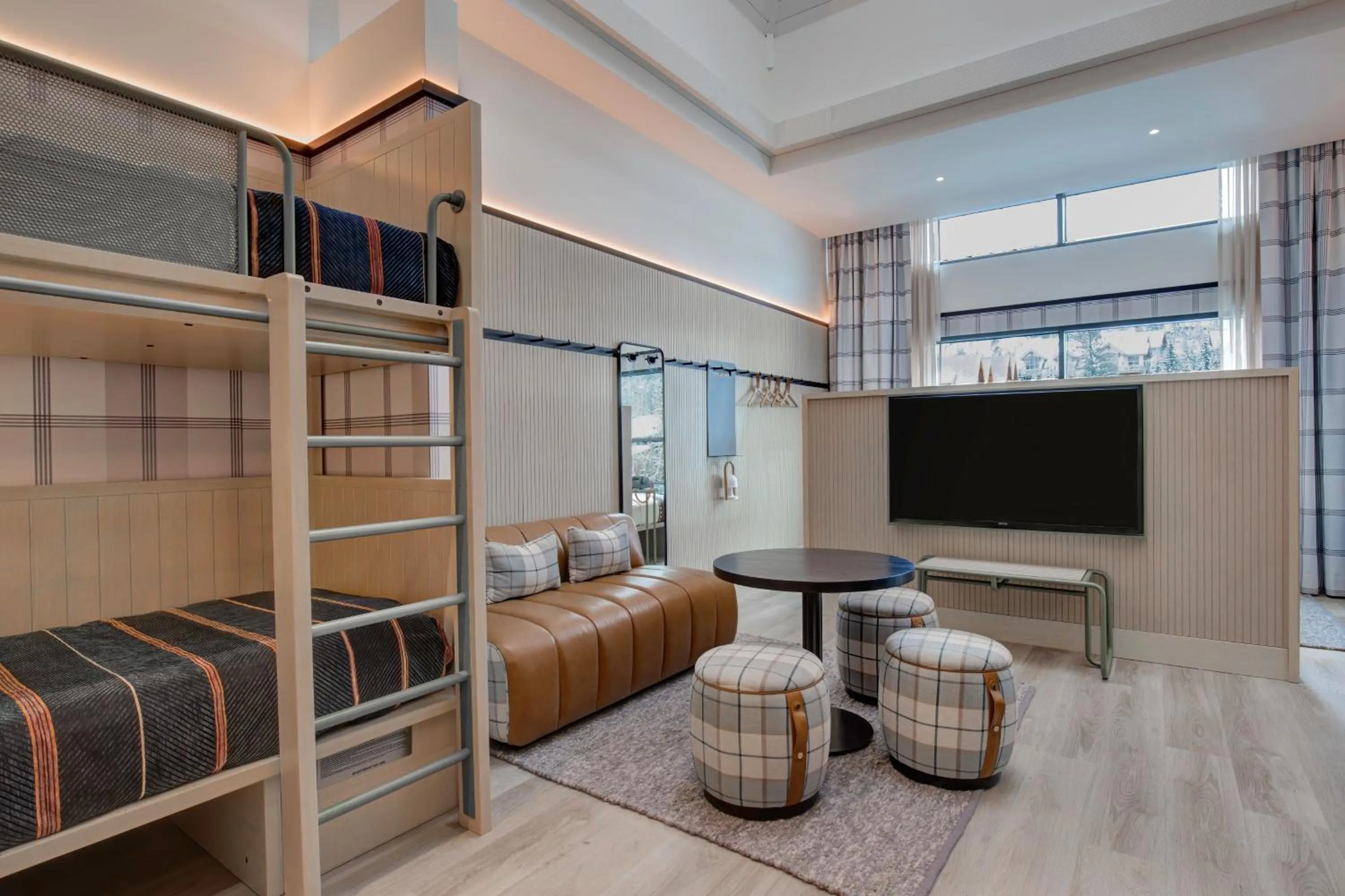 Living room, Bed in Banff Voyager Inn