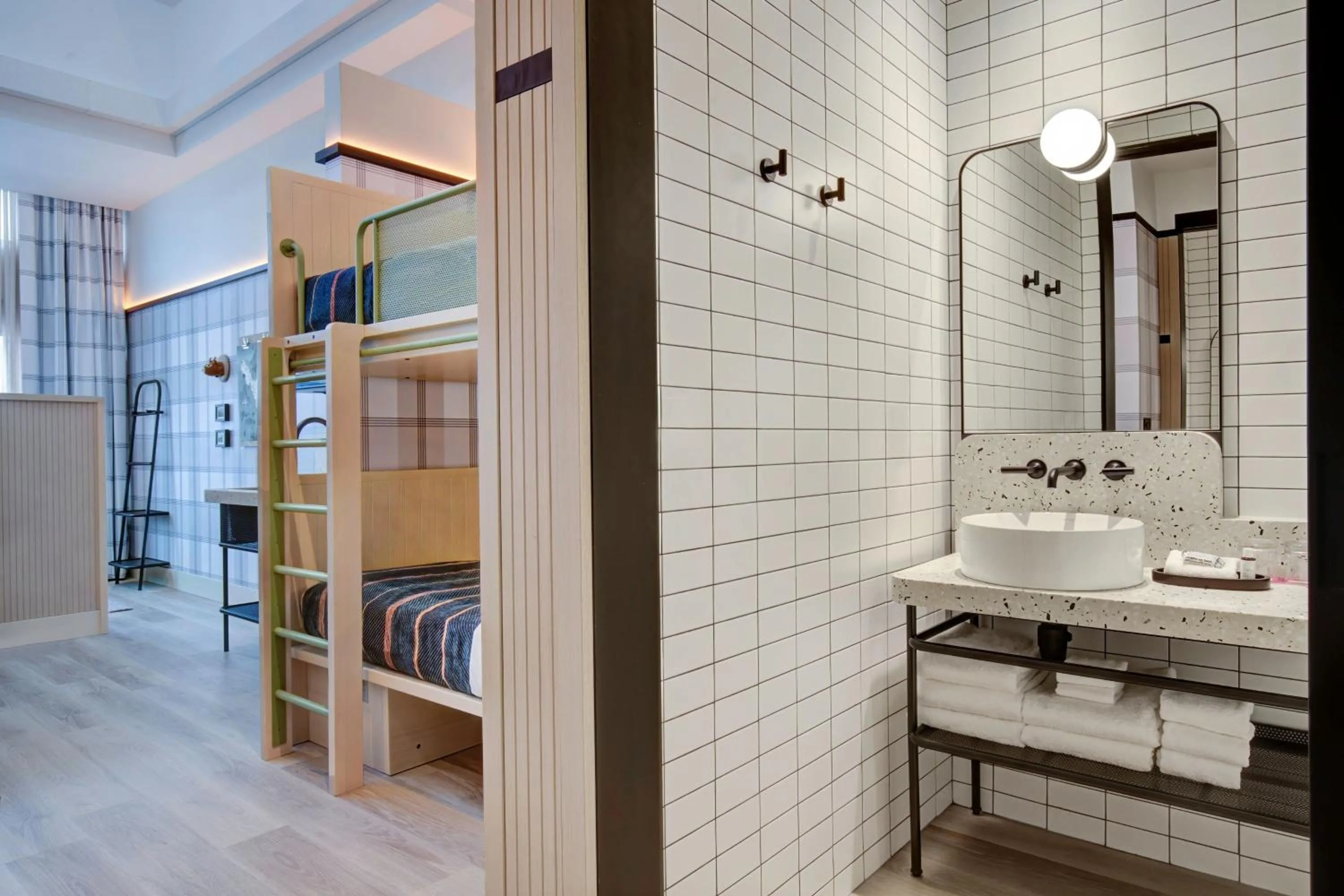 Bedroom, Bathroom in Banff Voyager Inn