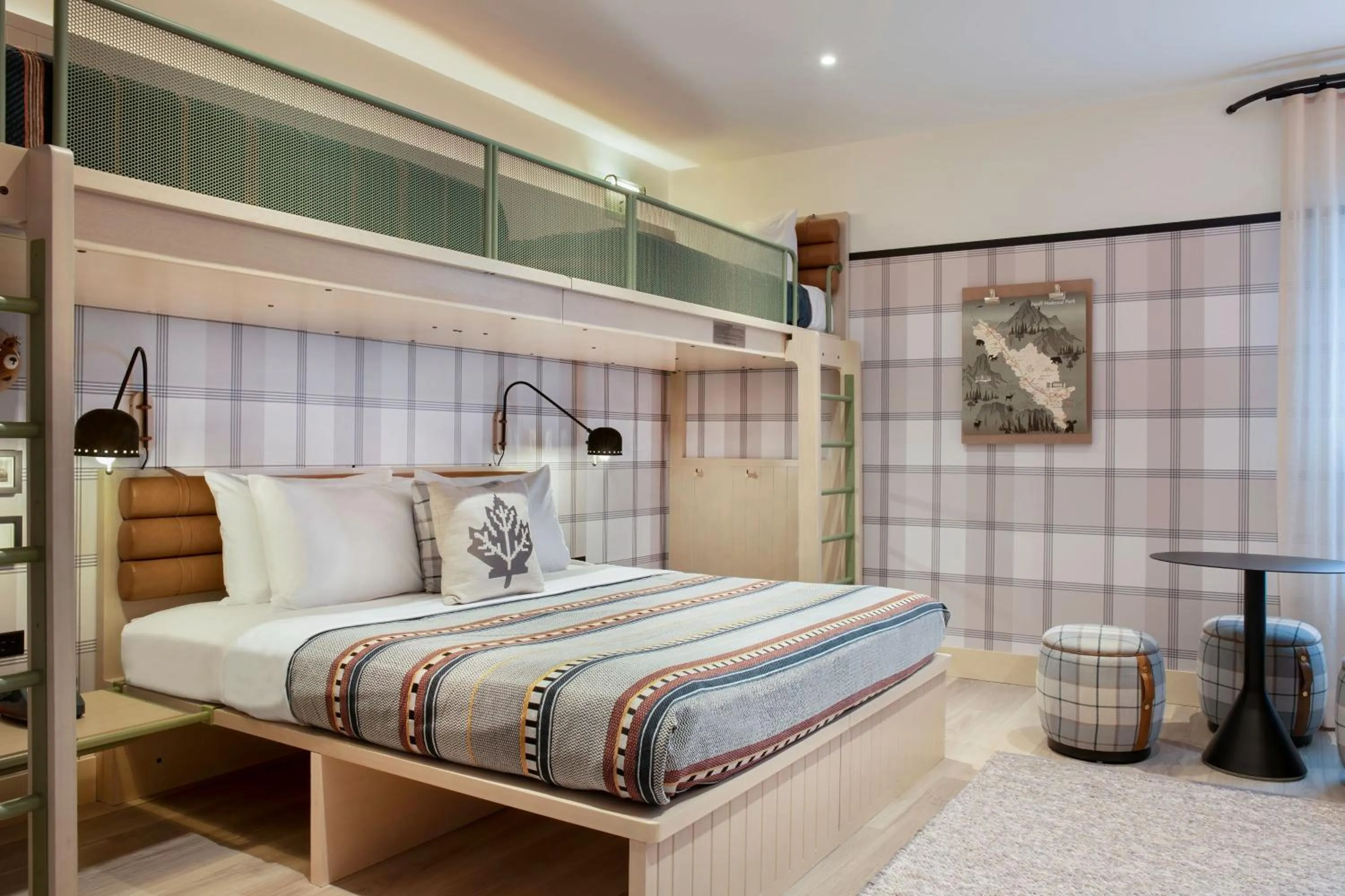 Bedroom, Bed in Banff Voyager Inn