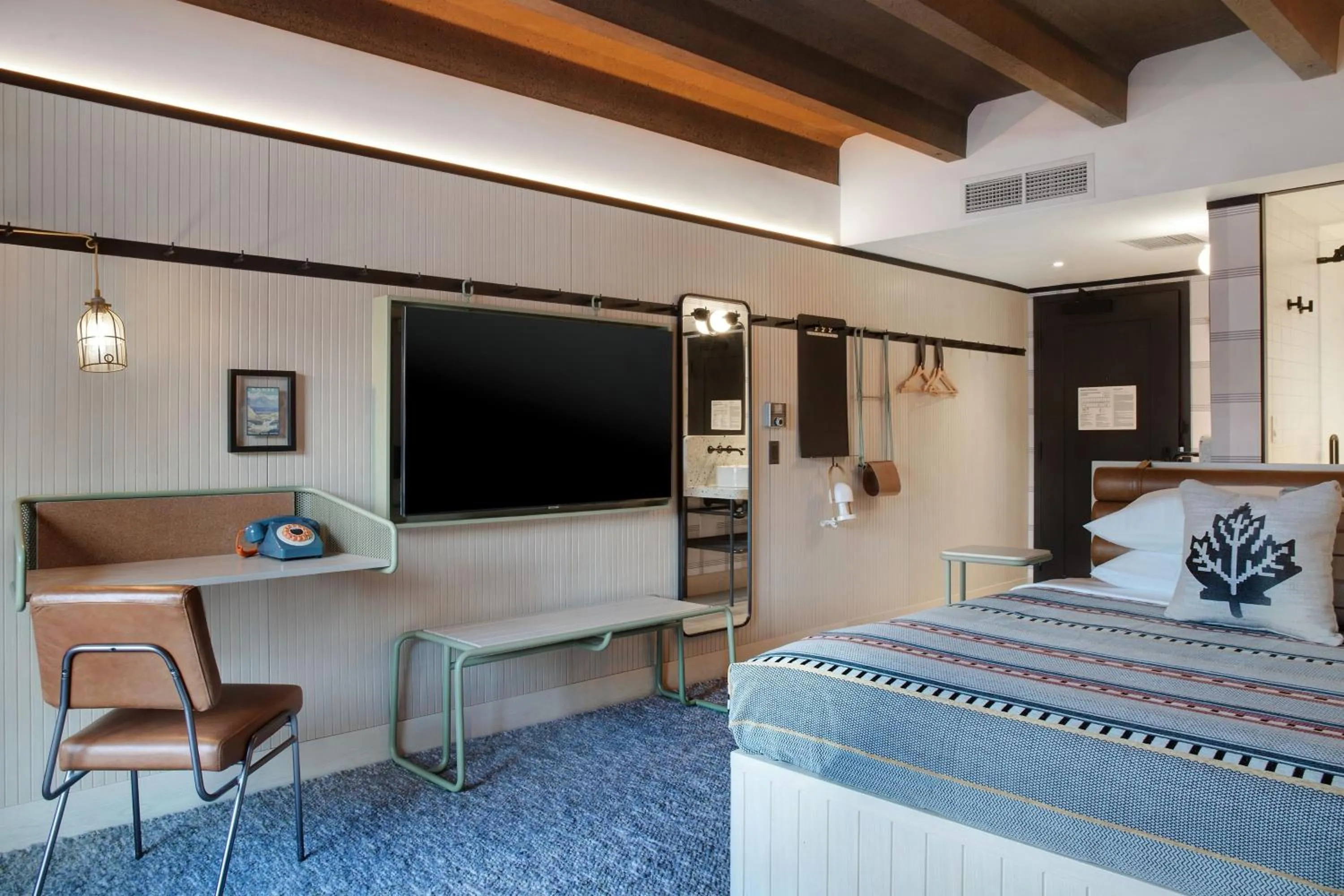 Photo of the whole room, Bed in Banff Voyager Inn