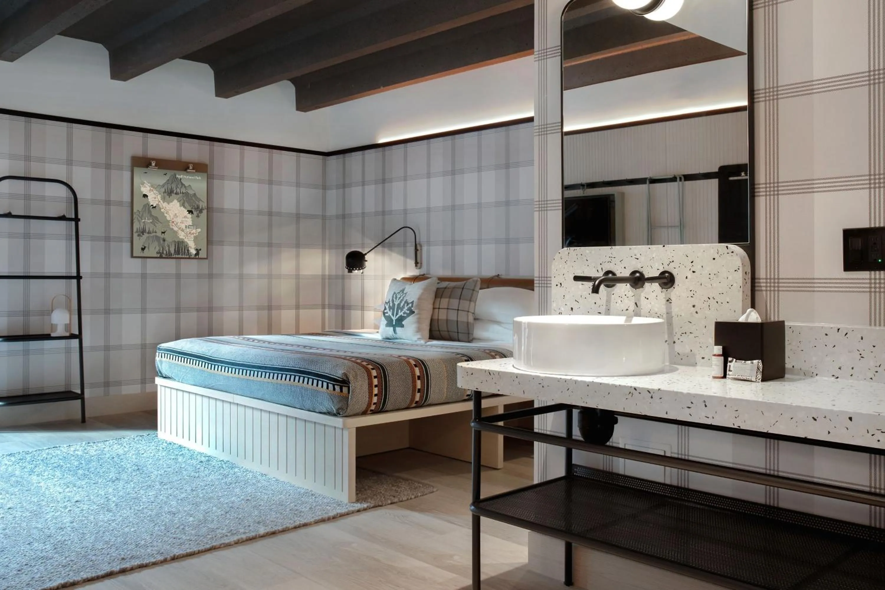 Bedroom, Bed in Banff Voyager Inn