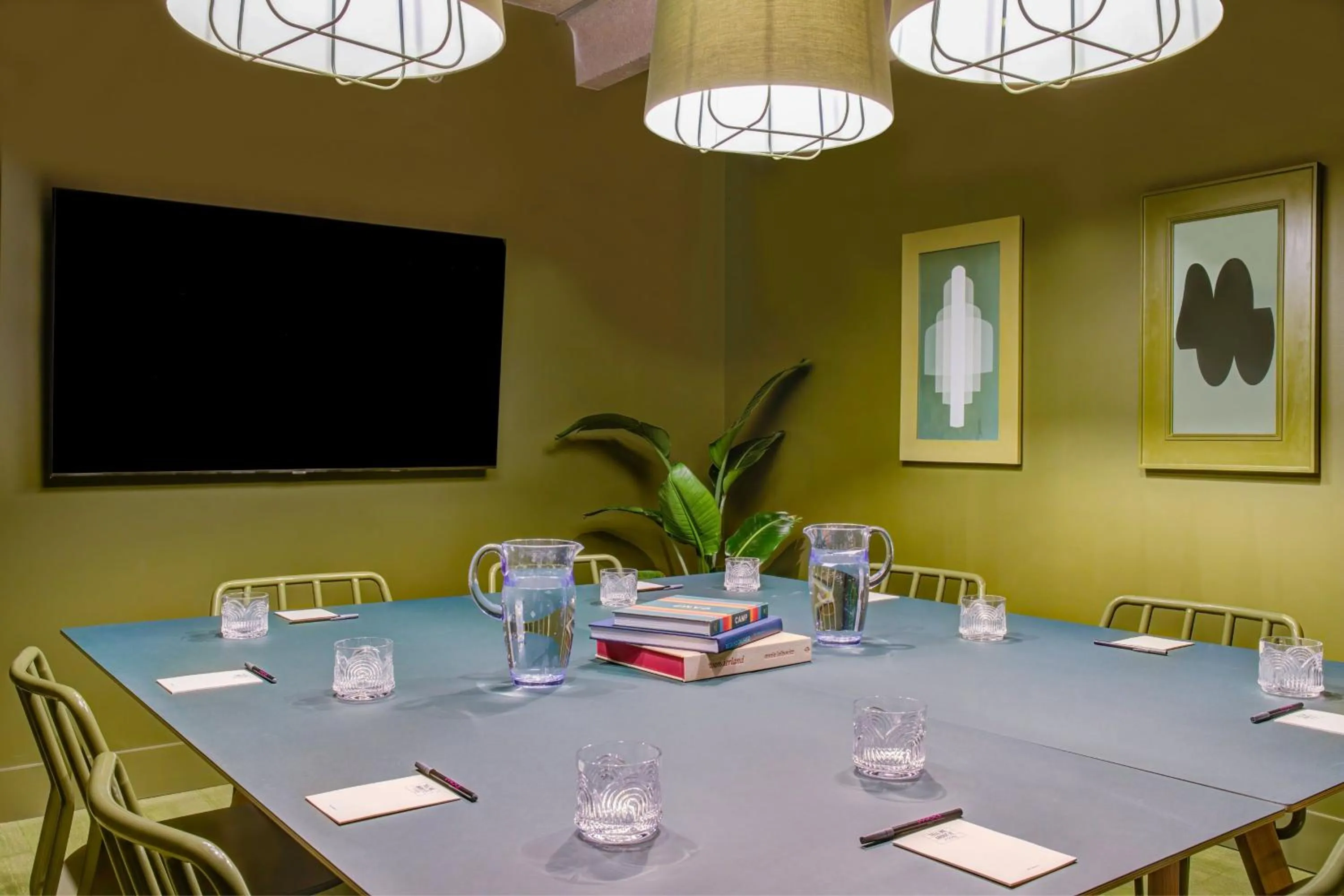 Meeting/conference room in Banff Voyager Inn