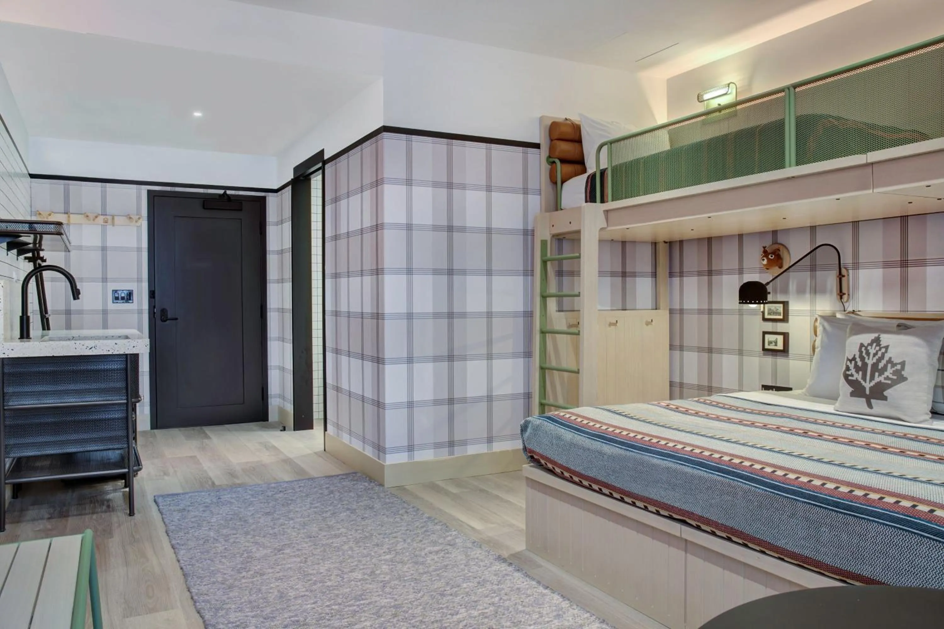 Bedroom, Bed in Banff Voyager Inn