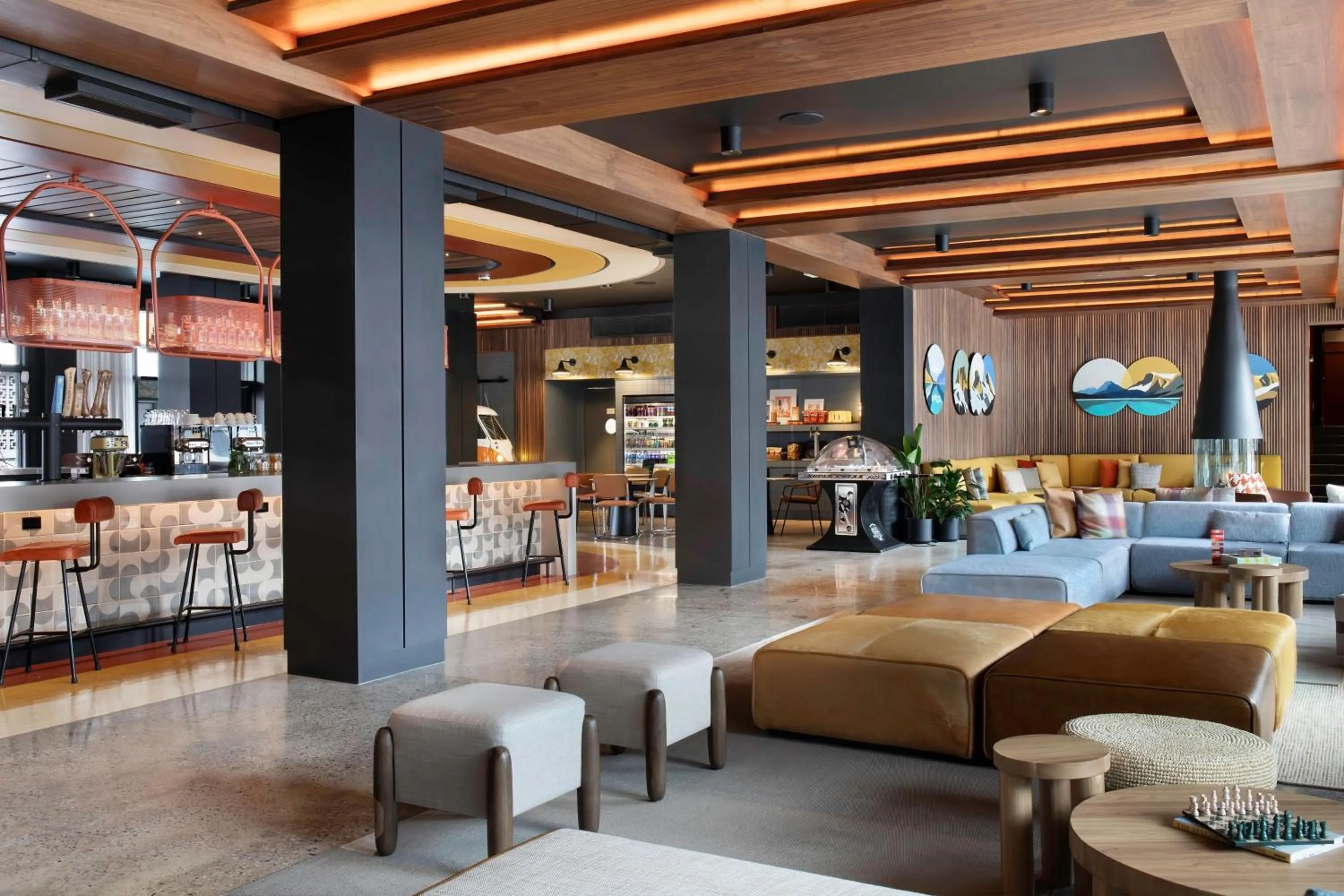 Lobby or reception, Lounge/Bar in Banff Voyager Inn