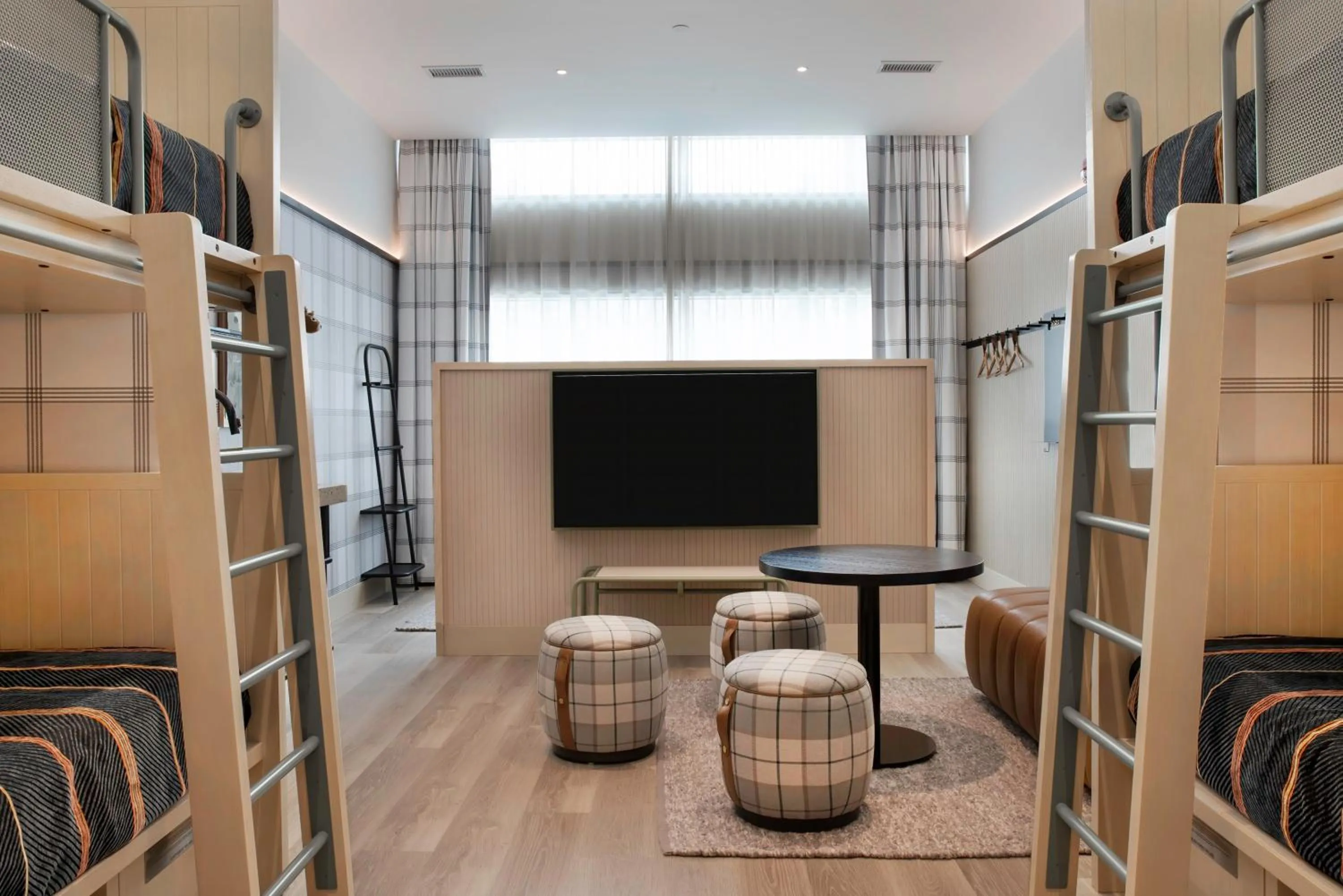 Photo of the whole room, TV/Entertainment Center in Banff Voyager Inn