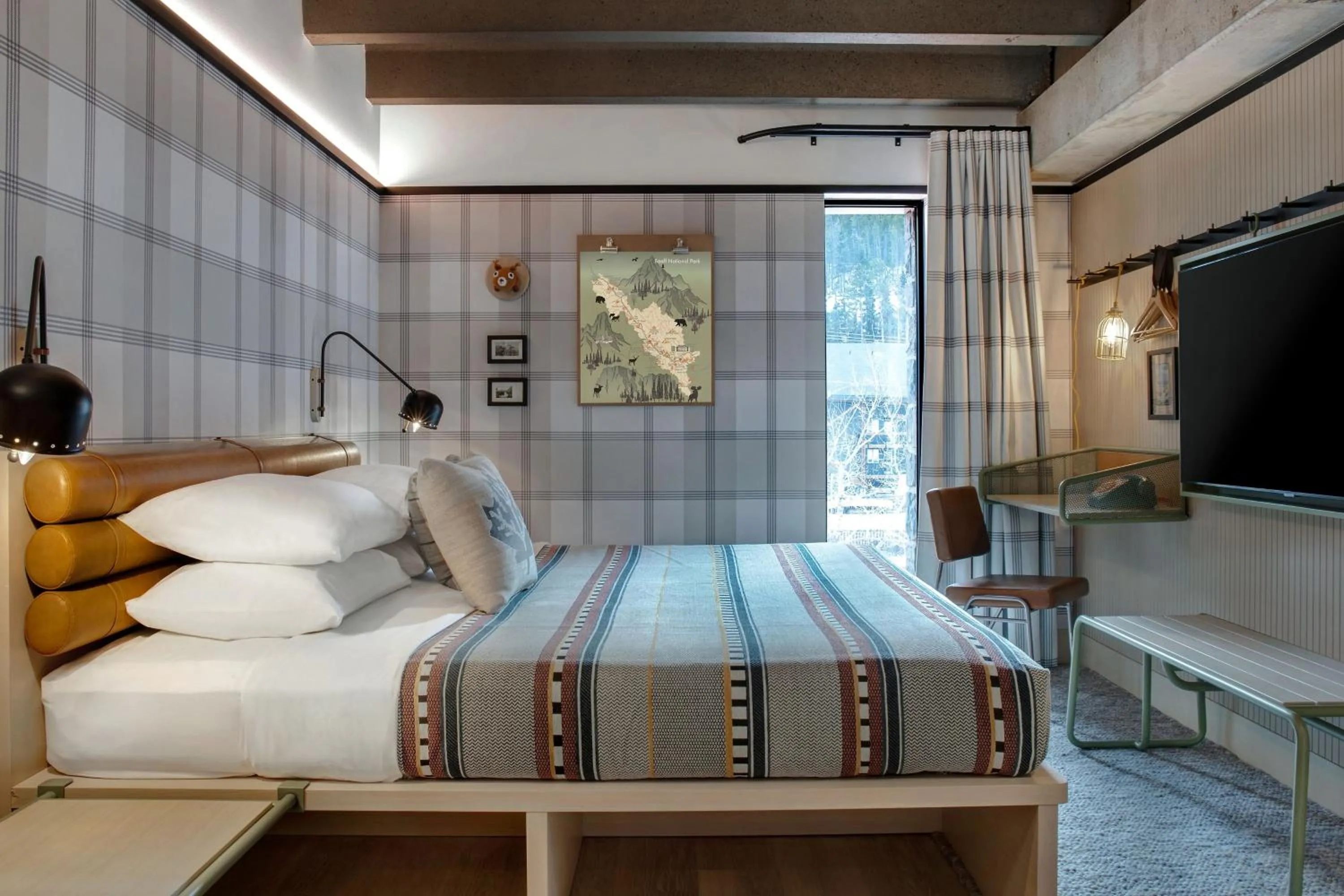 Photo of the whole room, Bed in Banff Voyager Inn