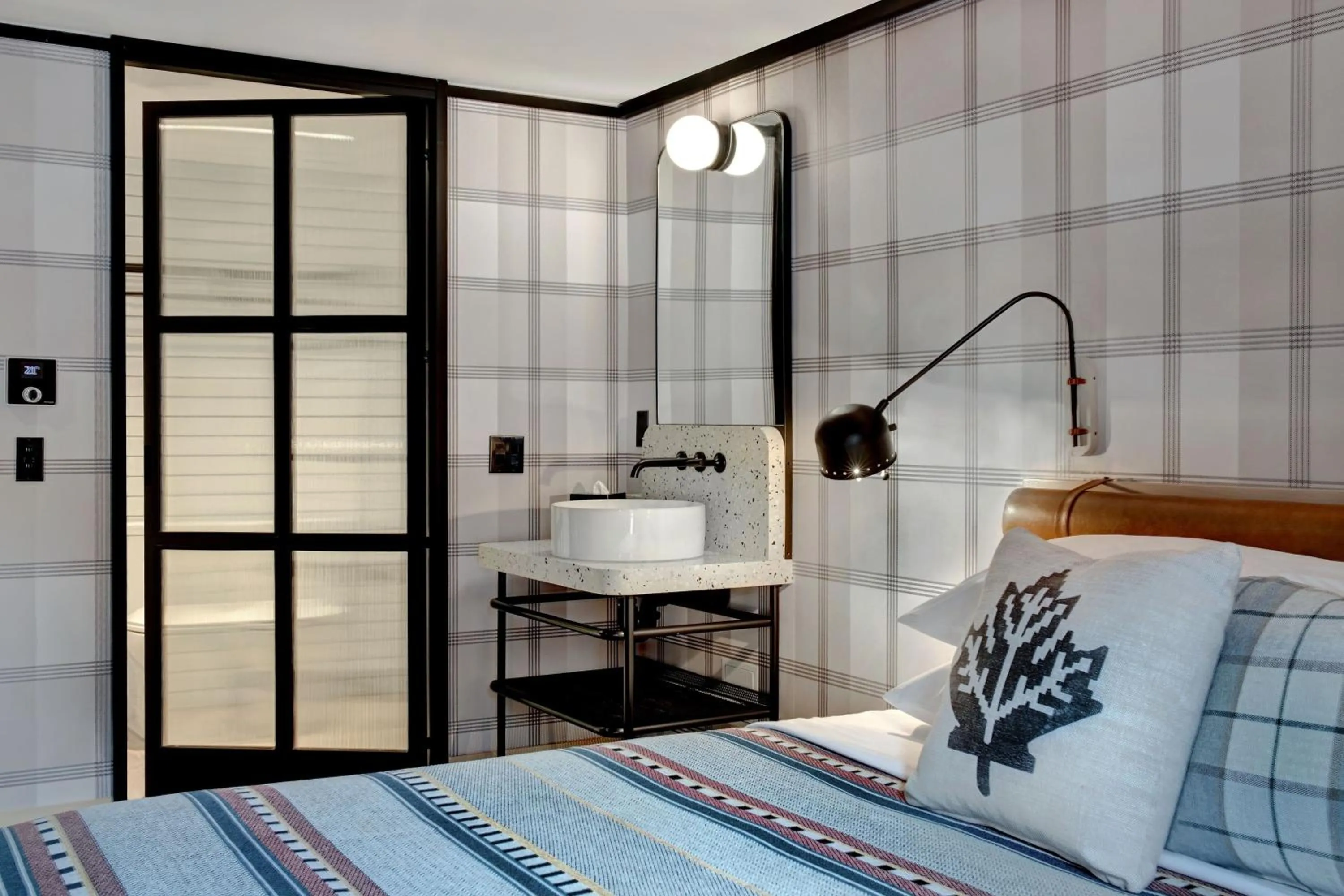 Photo of the whole room, Bed in Banff Voyager Inn