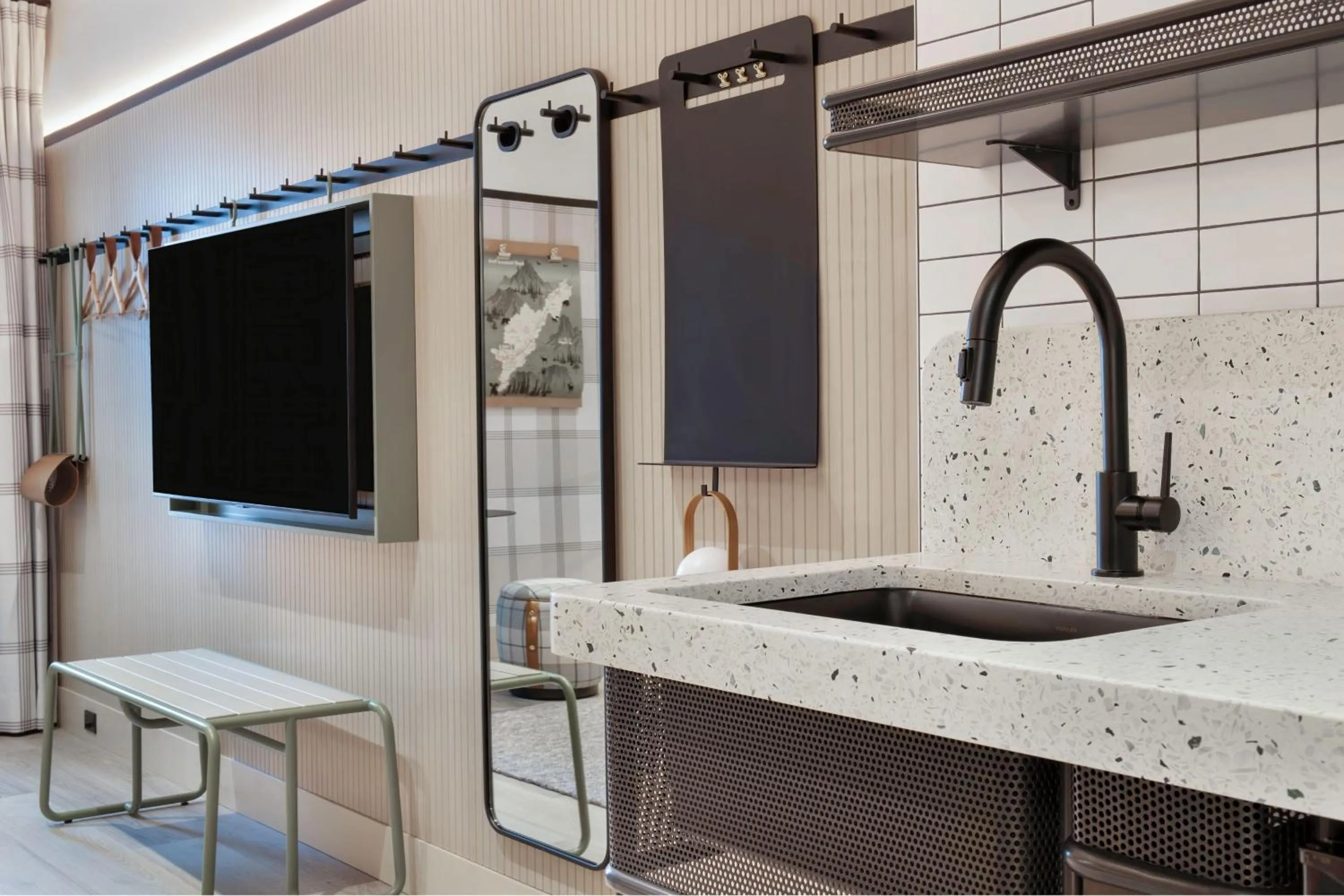 Bedroom, TV/Entertainment Center in Banff Voyager Inn