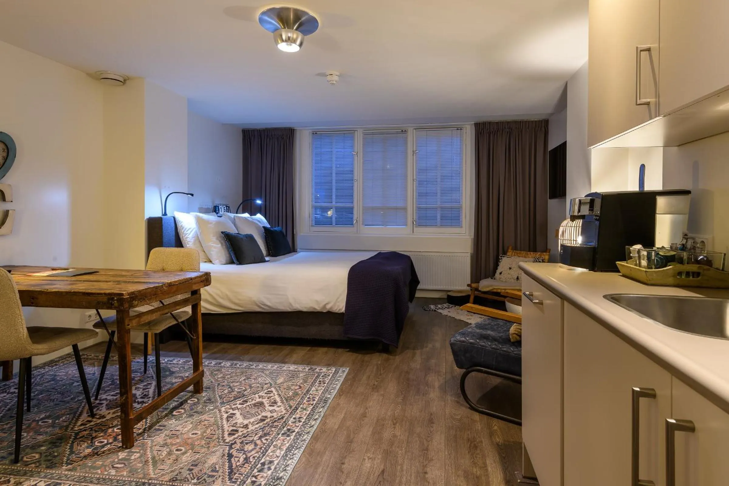 Kitchen or kitchenette, Bed in Hotel Oranjestaete