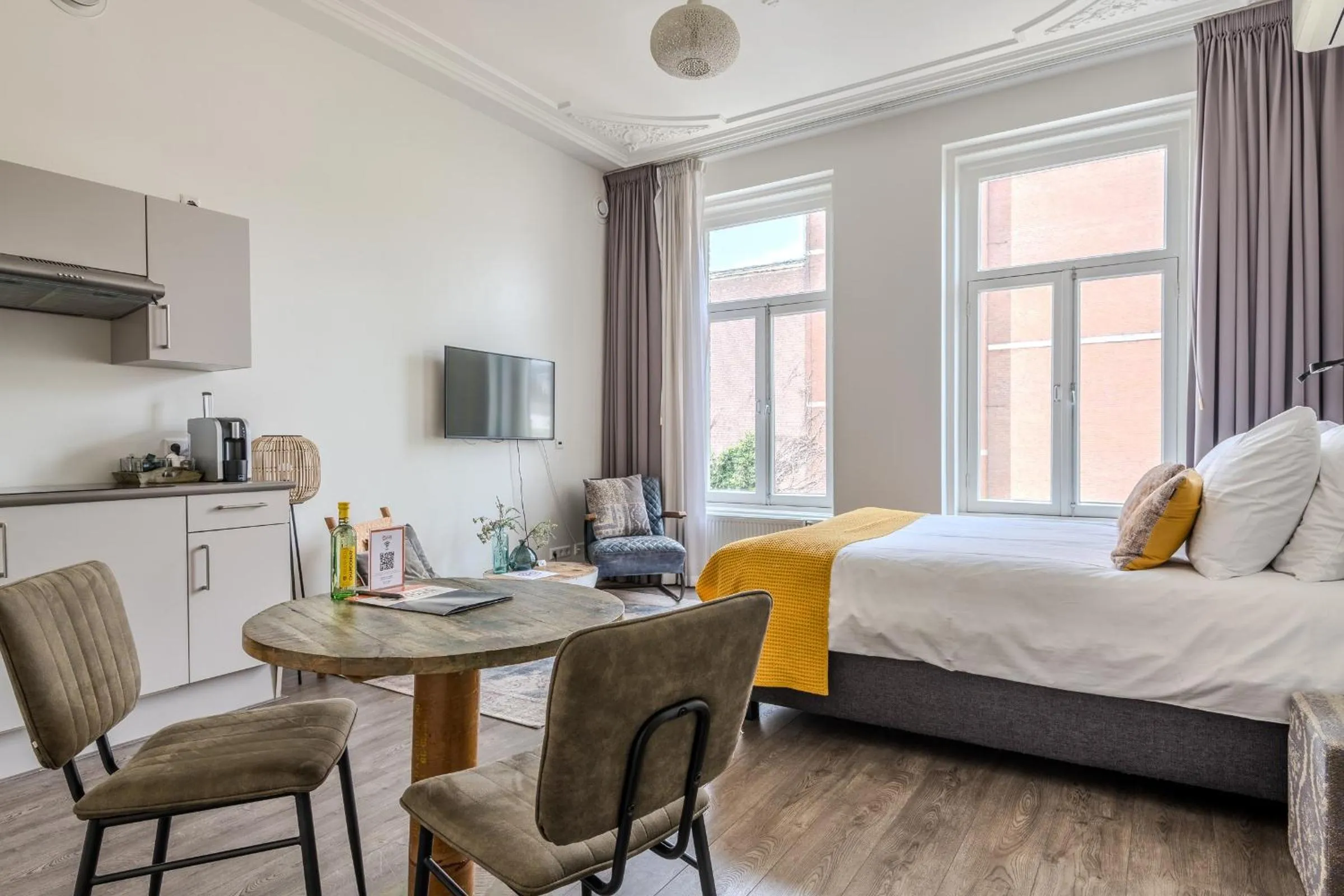 Seating area, Bed in Hotel Oranjestaete