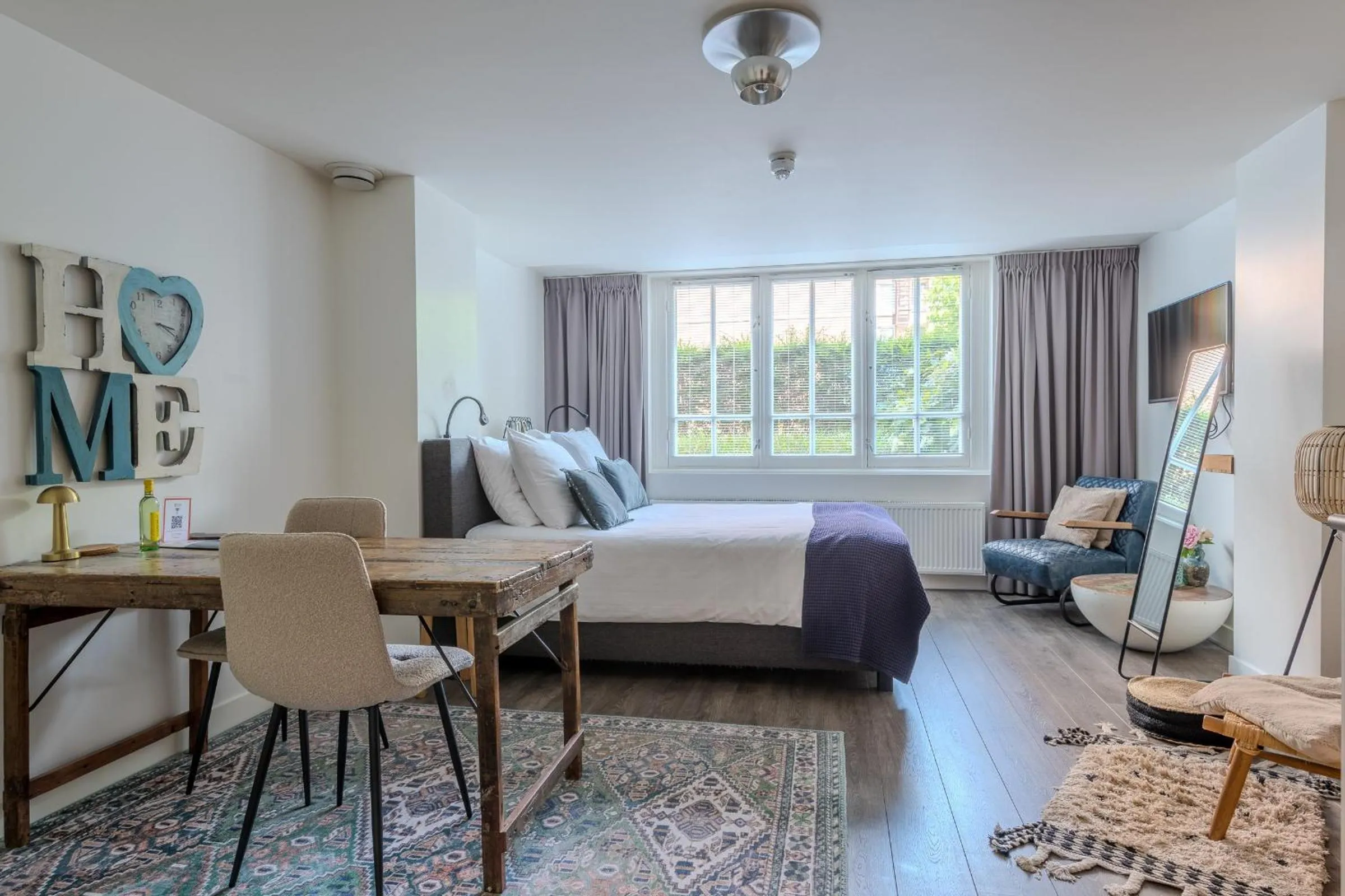 Bed in Hotel Oranjestaete