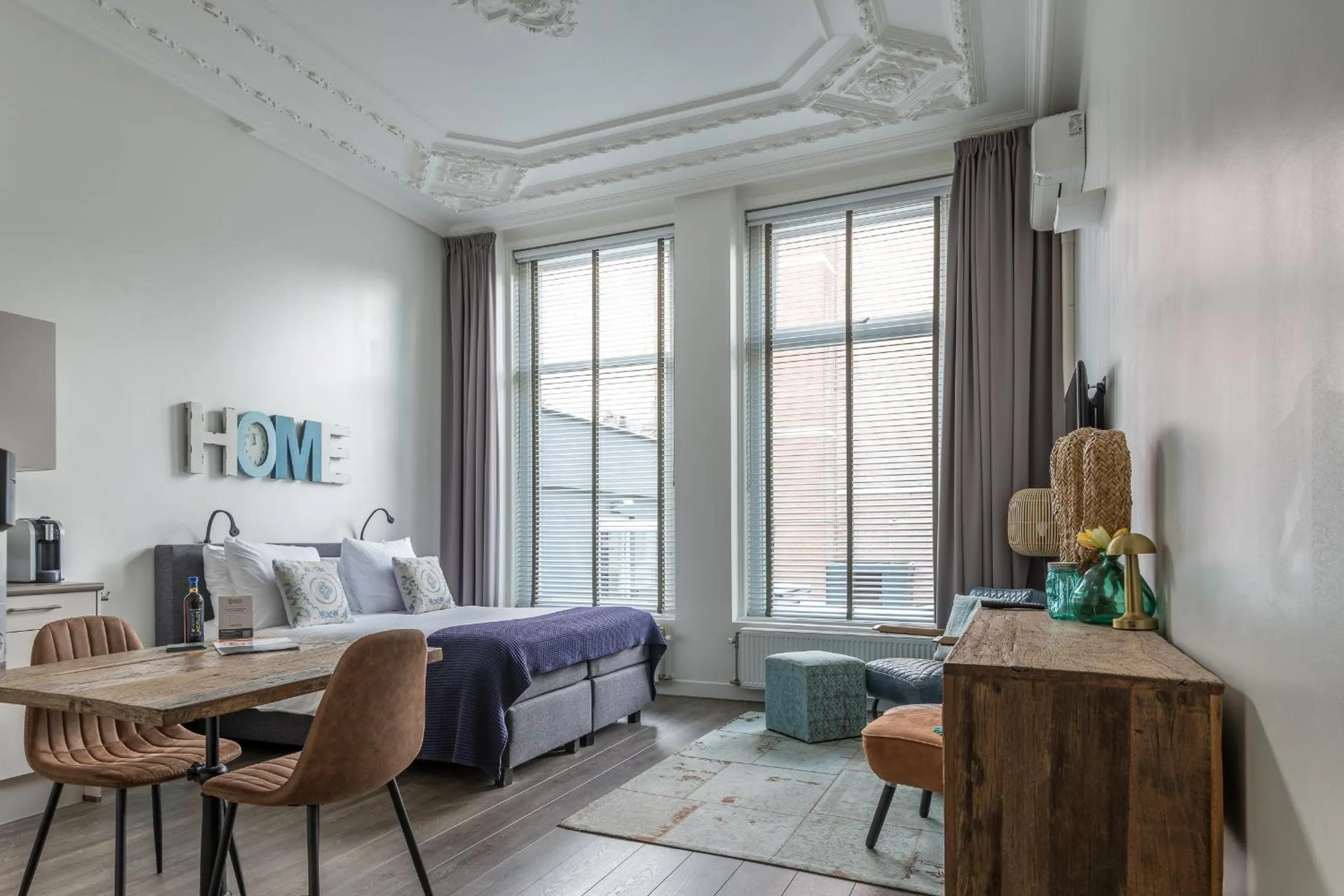 Bed in Hotel Oranjestaete