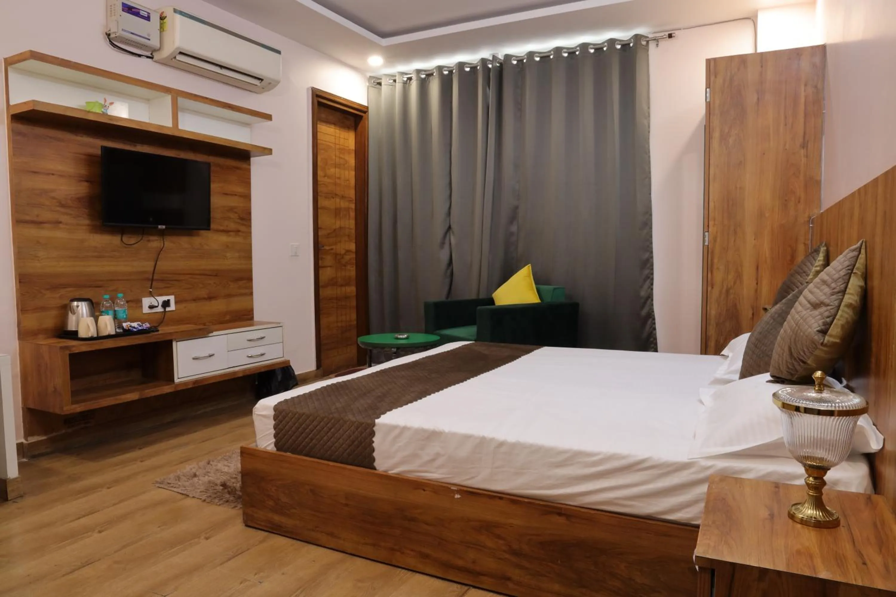 Bed in The Sandalwood Hotel I Sec-38 I Near Medanta Medicity Gurgaon