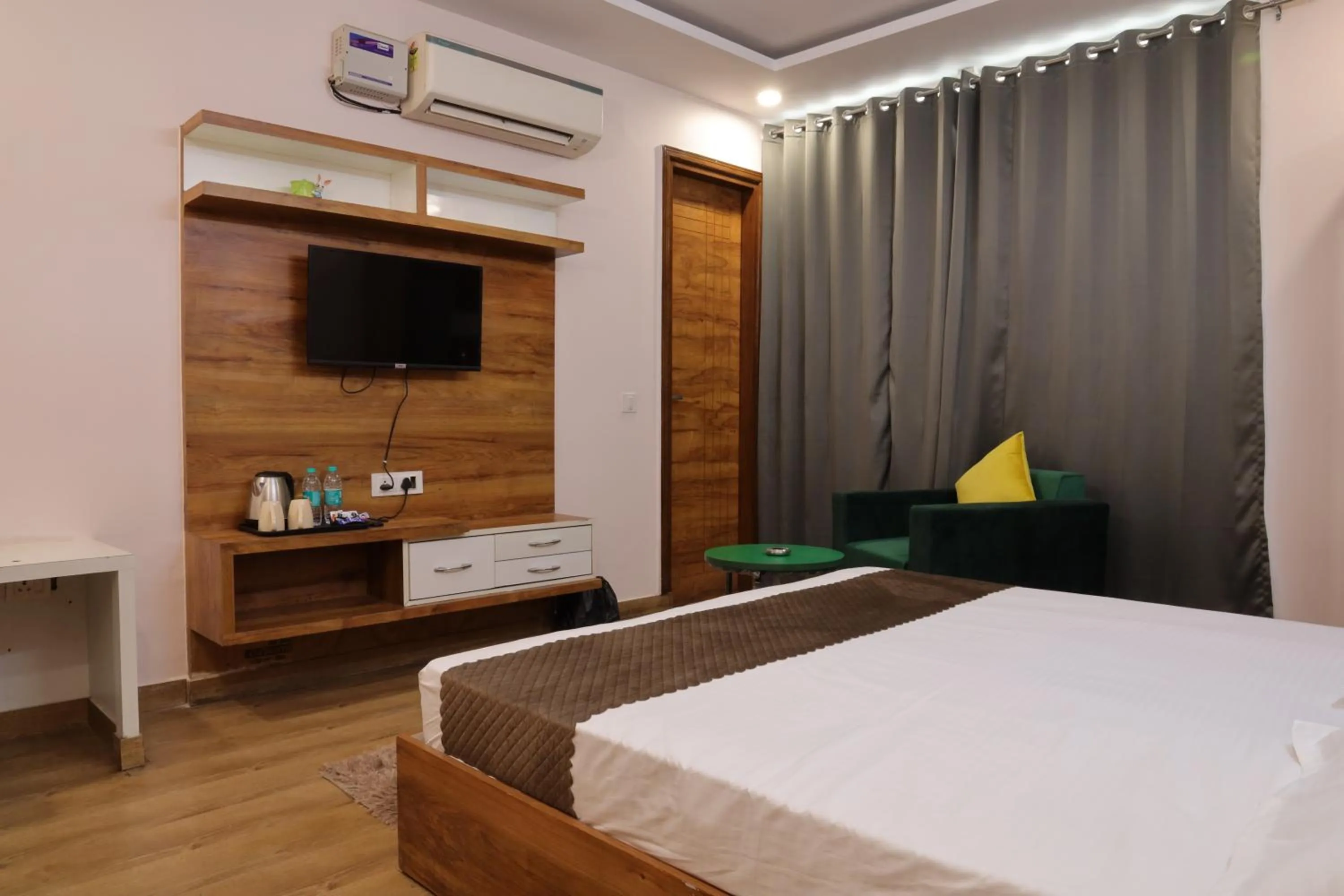 Bed in The Sandalwood Hotel I Sec-38 I Near Medanta Medicity Gurgaon