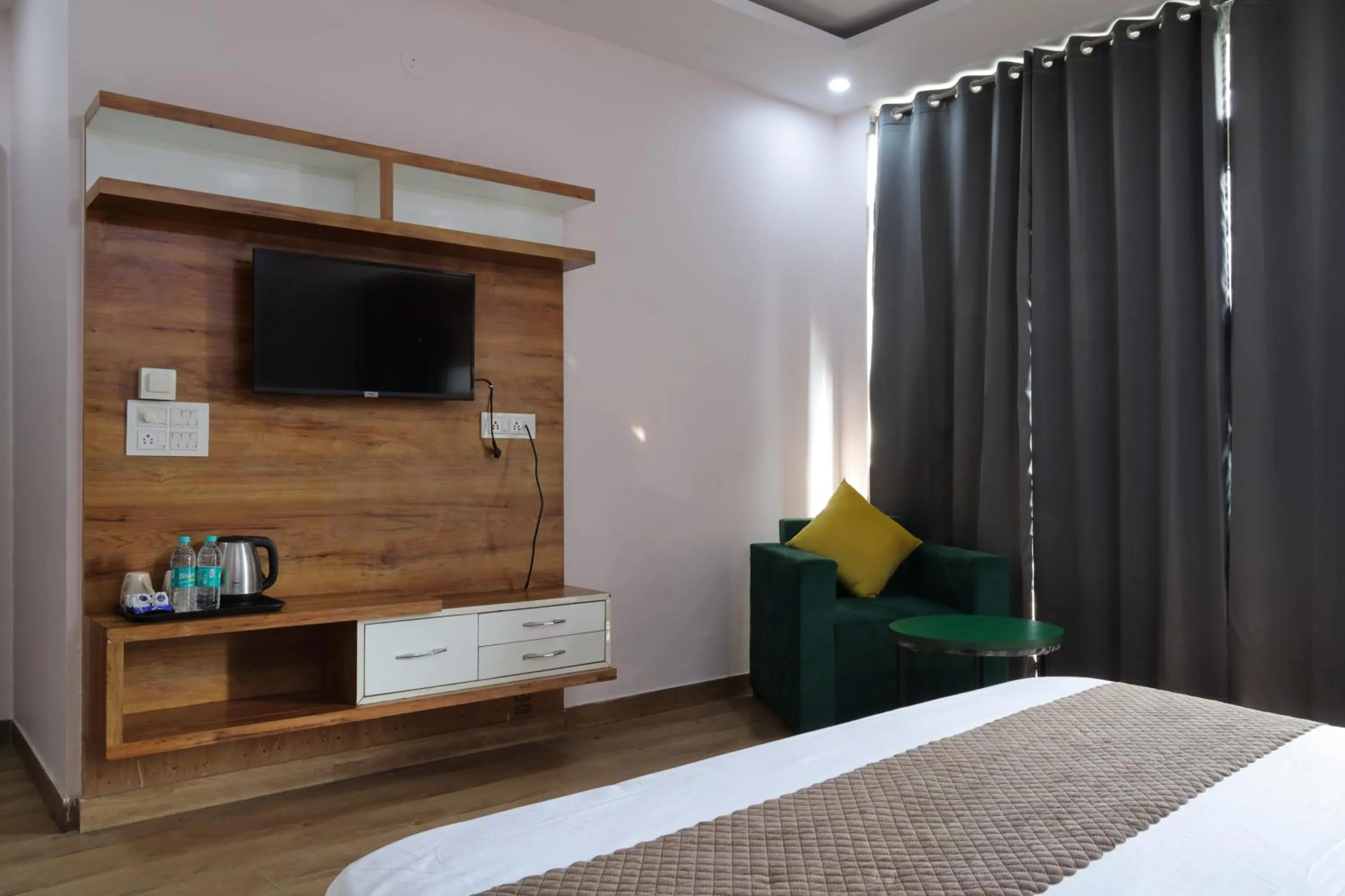 Bed in The Sandalwood Hotel I Sec-38 I Near Medanta Medicity Gurgaon
