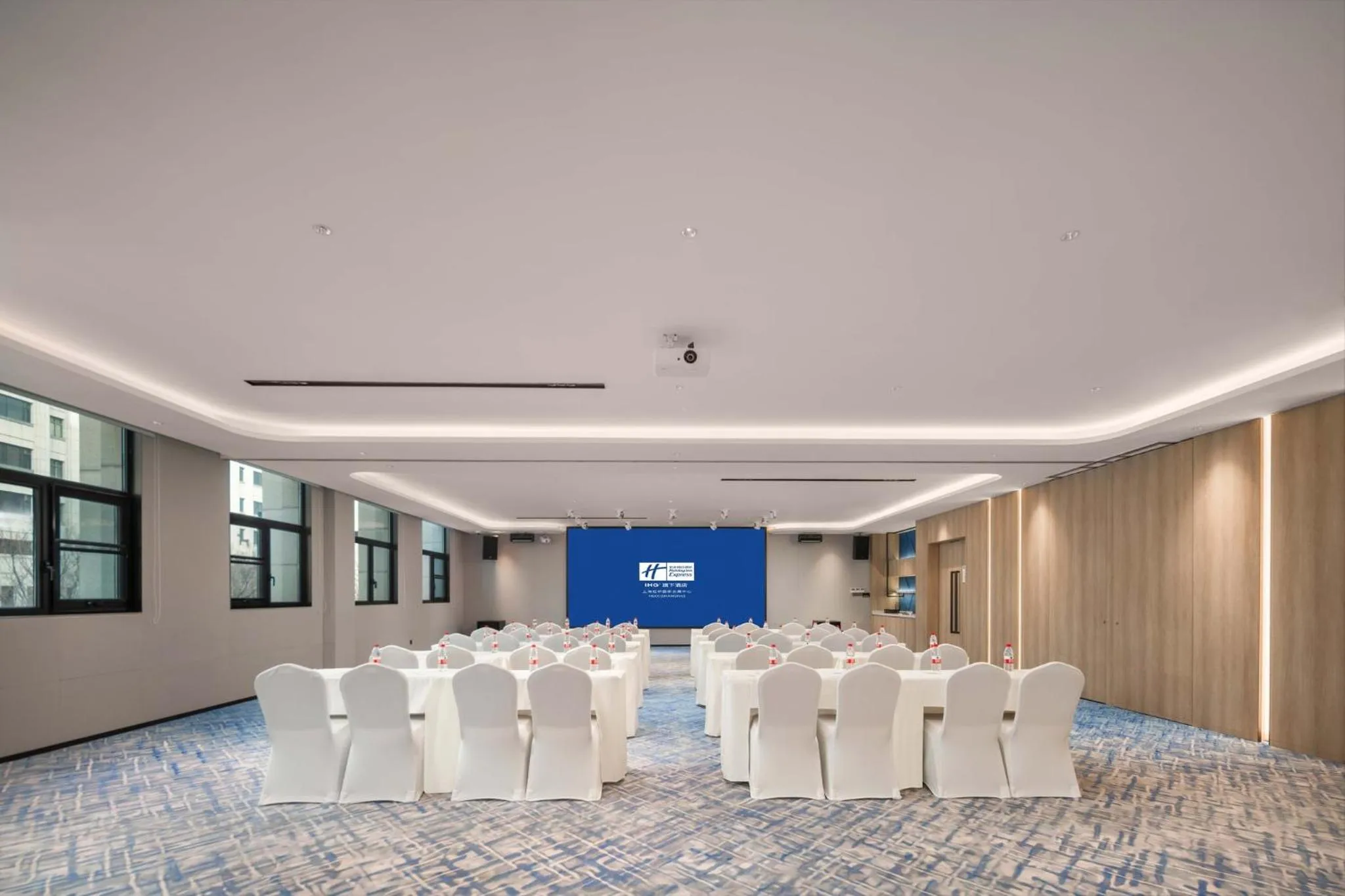 Meeting/conference room in Holiday Inn Express Shanghai Hongqiao NECC by IHG