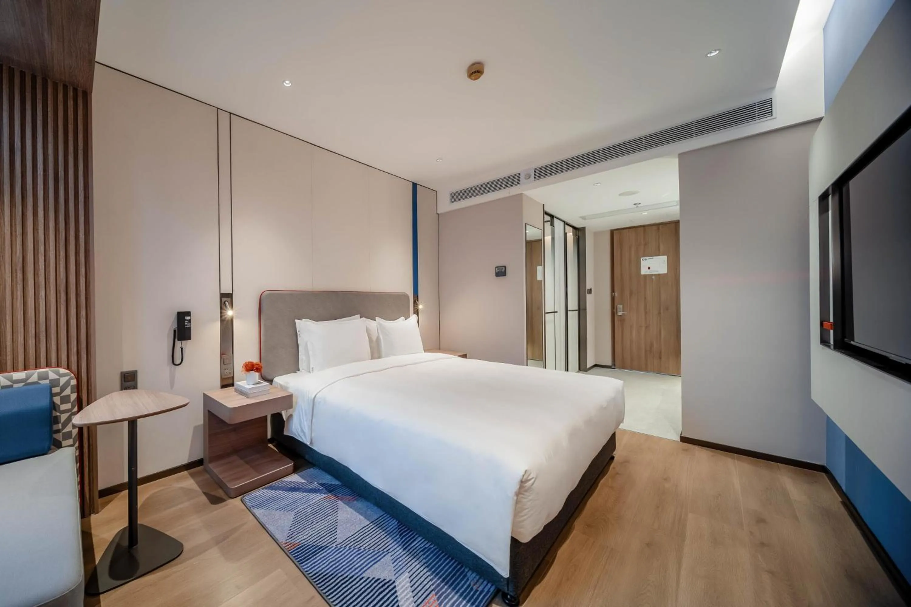 Photo of the whole room, Bed in Holiday Inn Express Shanghai Hongqiao NECC by IHG