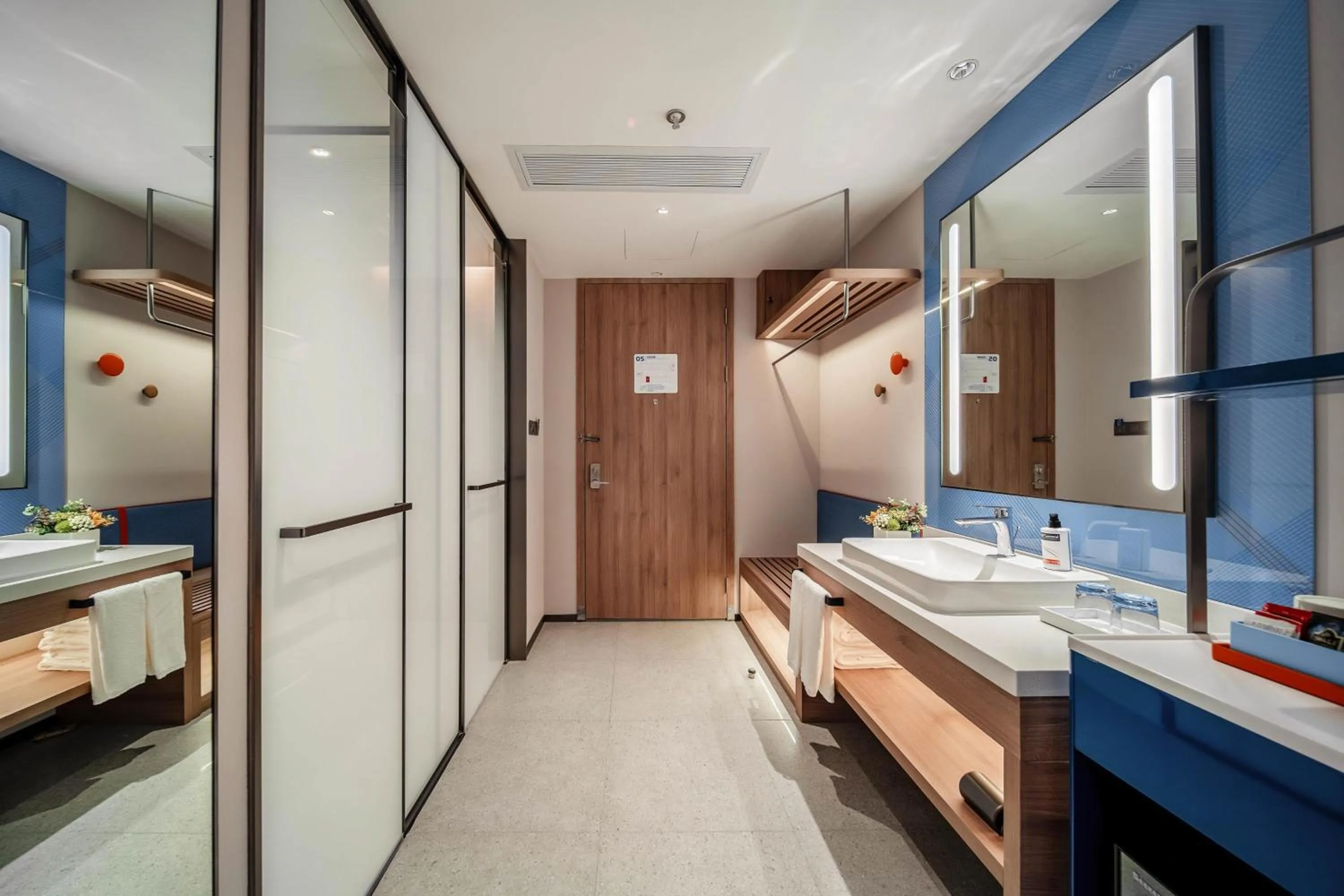 Photo of the whole room, Bed in Holiday Inn Express Shanghai Hongqiao NECC by IHG