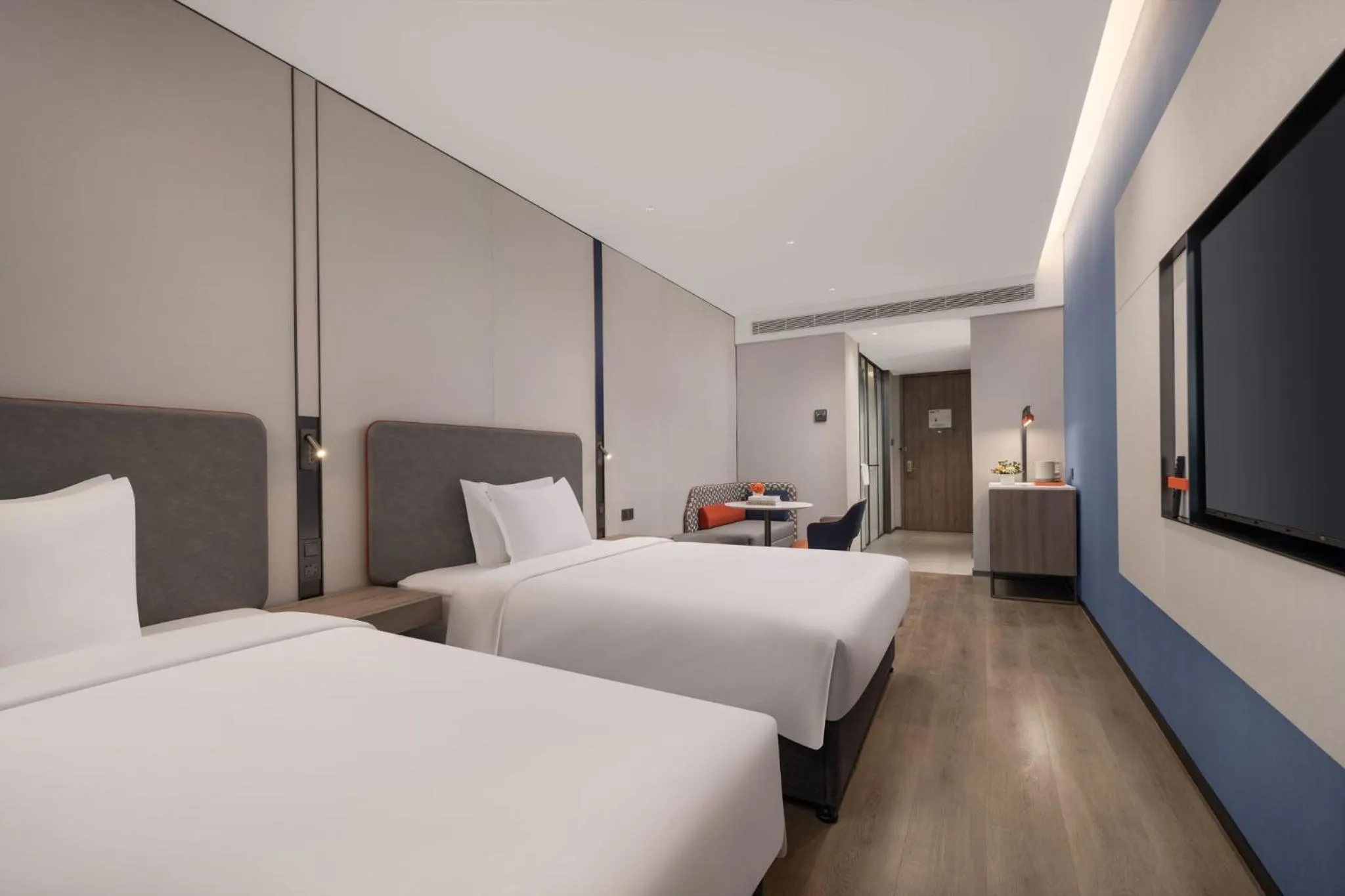 Photo of the whole room, Bed in Holiday Inn Express Shanghai Hongqiao NECC by IHG
