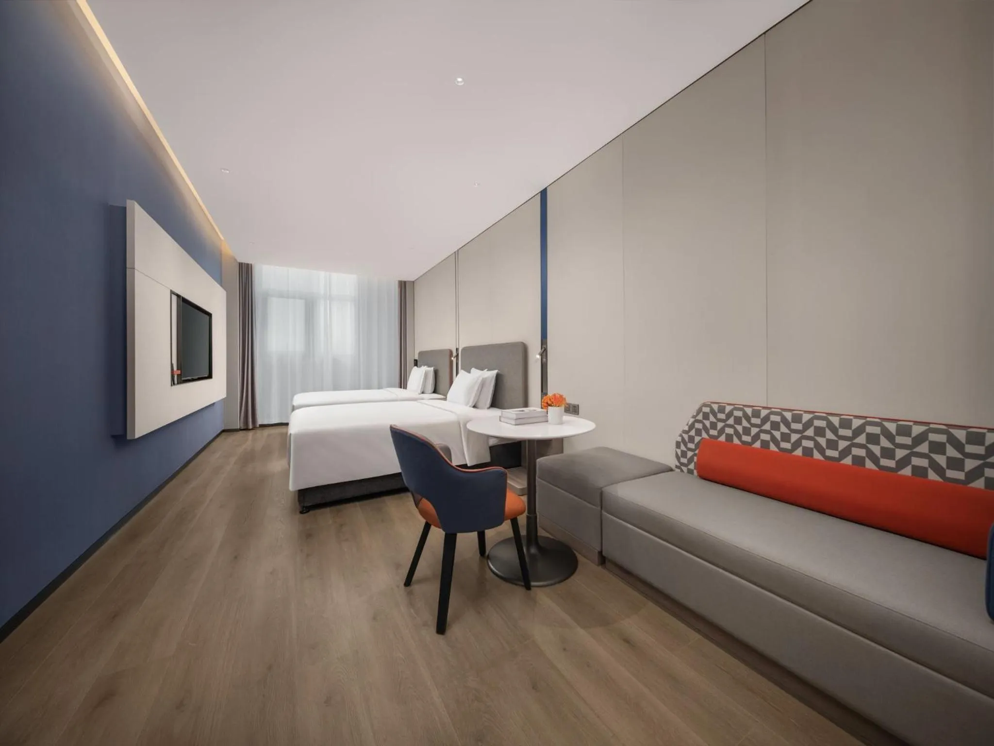 Photo of the whole room, Bed in Holiday Inn Express Shanghai Hongqiao NECC by IHG