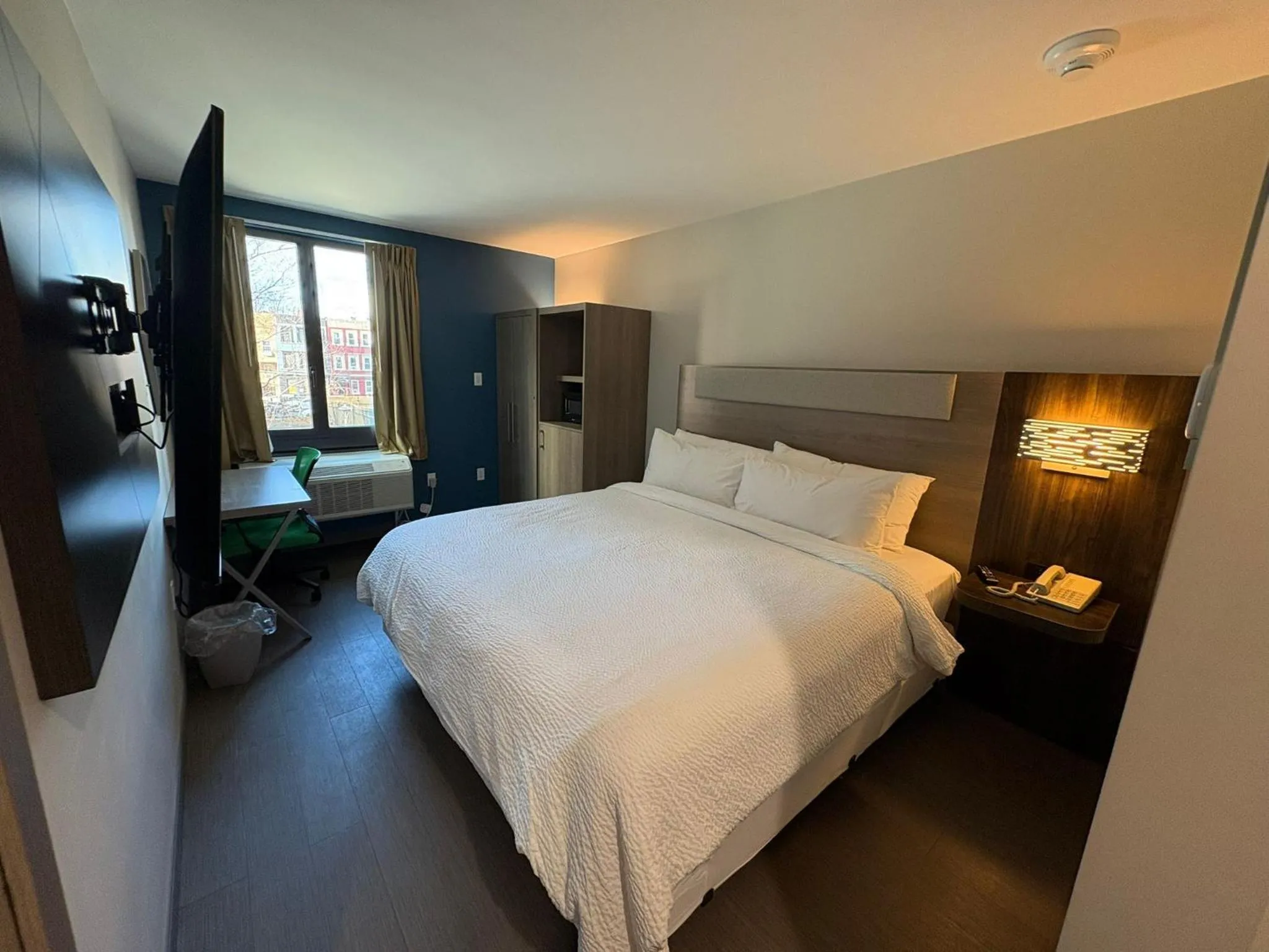 Bedroom, Bed in Holiday Inn Express & Suites Bronx - Zoo Area by IHG