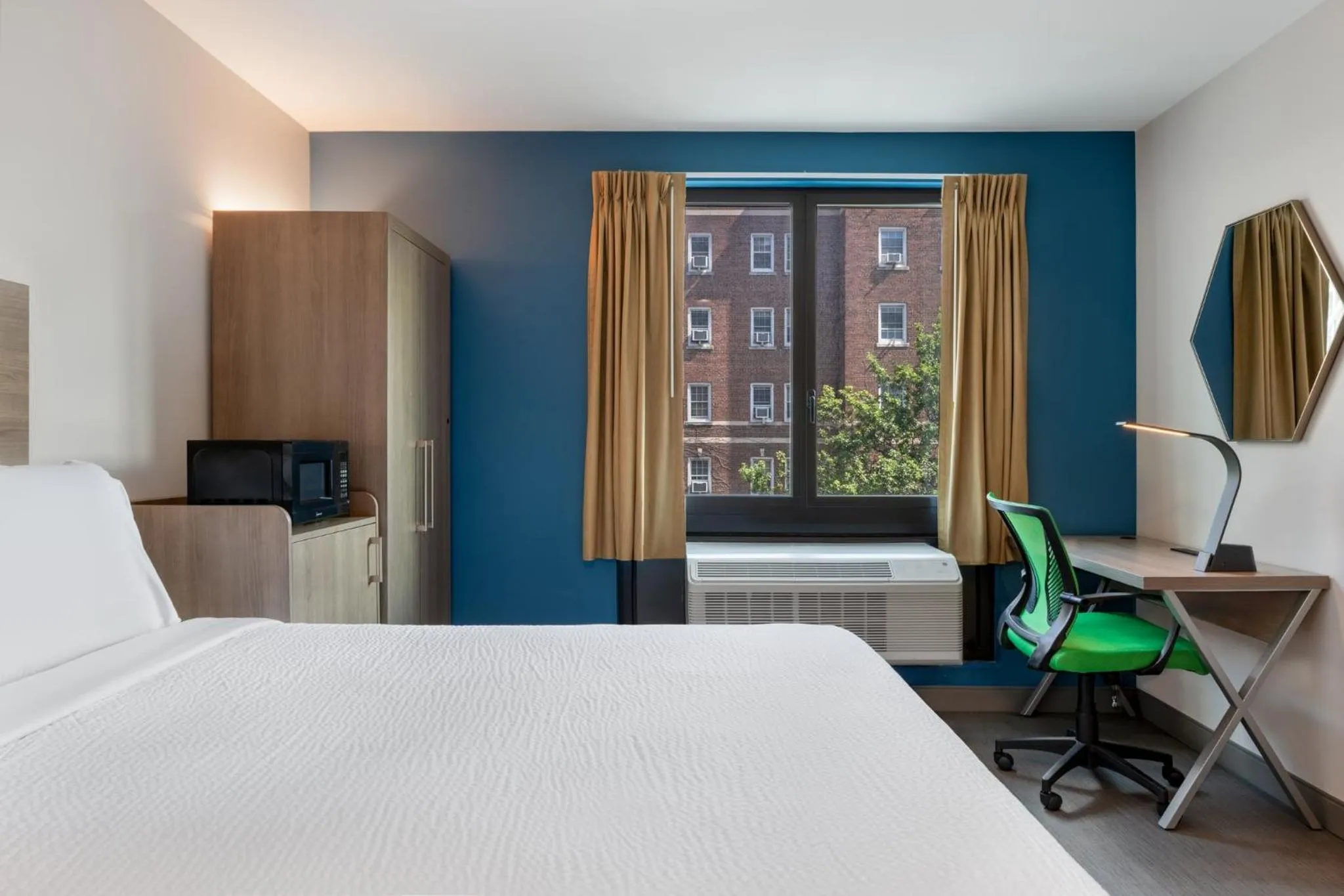 Photo of the whole room, Bed in Holiday Inn Express & Suites Bronx - Zoo Area by IHG