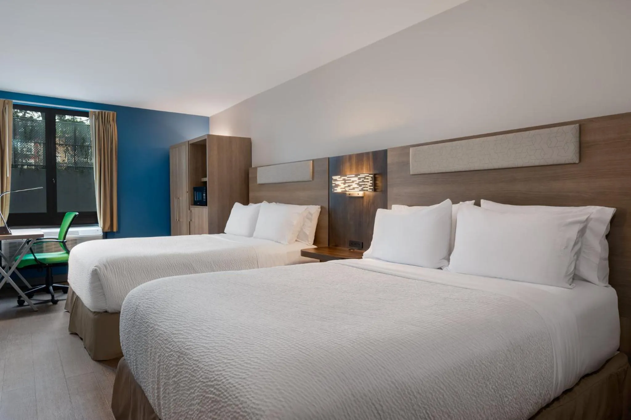 Photo of the whole room, Bed in Holiday Inn Express & Suites Bronx - Zoo Area by IHG