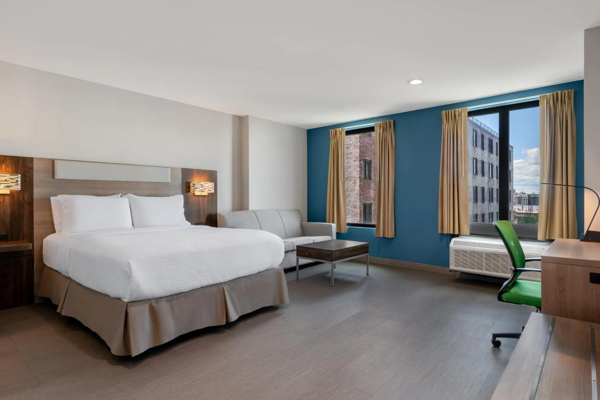 Photo of the whole room, Bed in Holiday Inn Express & Suites Bronx - Zoo Area by IHG