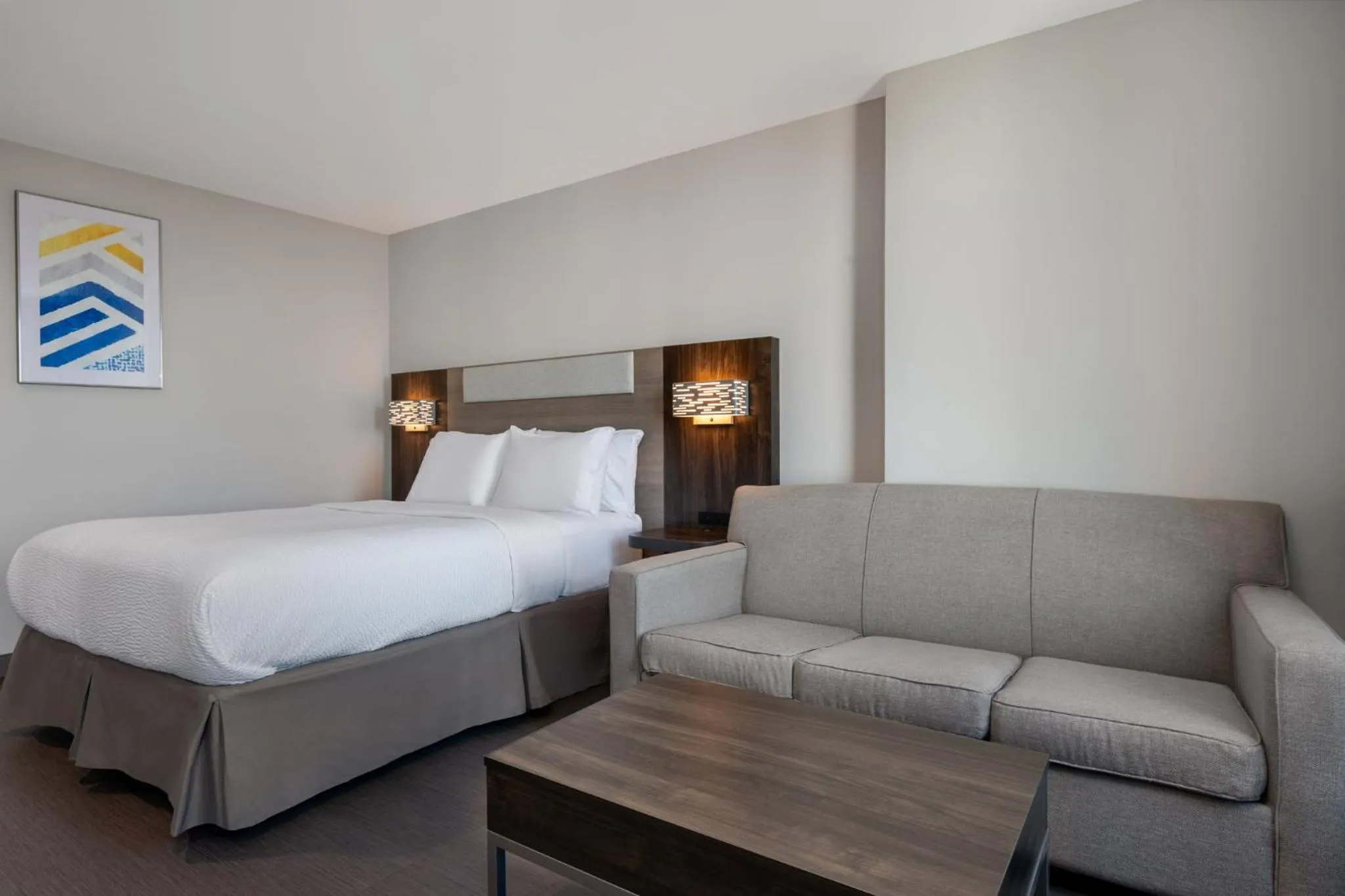 Photo of the whole room, Bed in Holiday Inn Express & Suites Bronx - Zoo Area by IHG