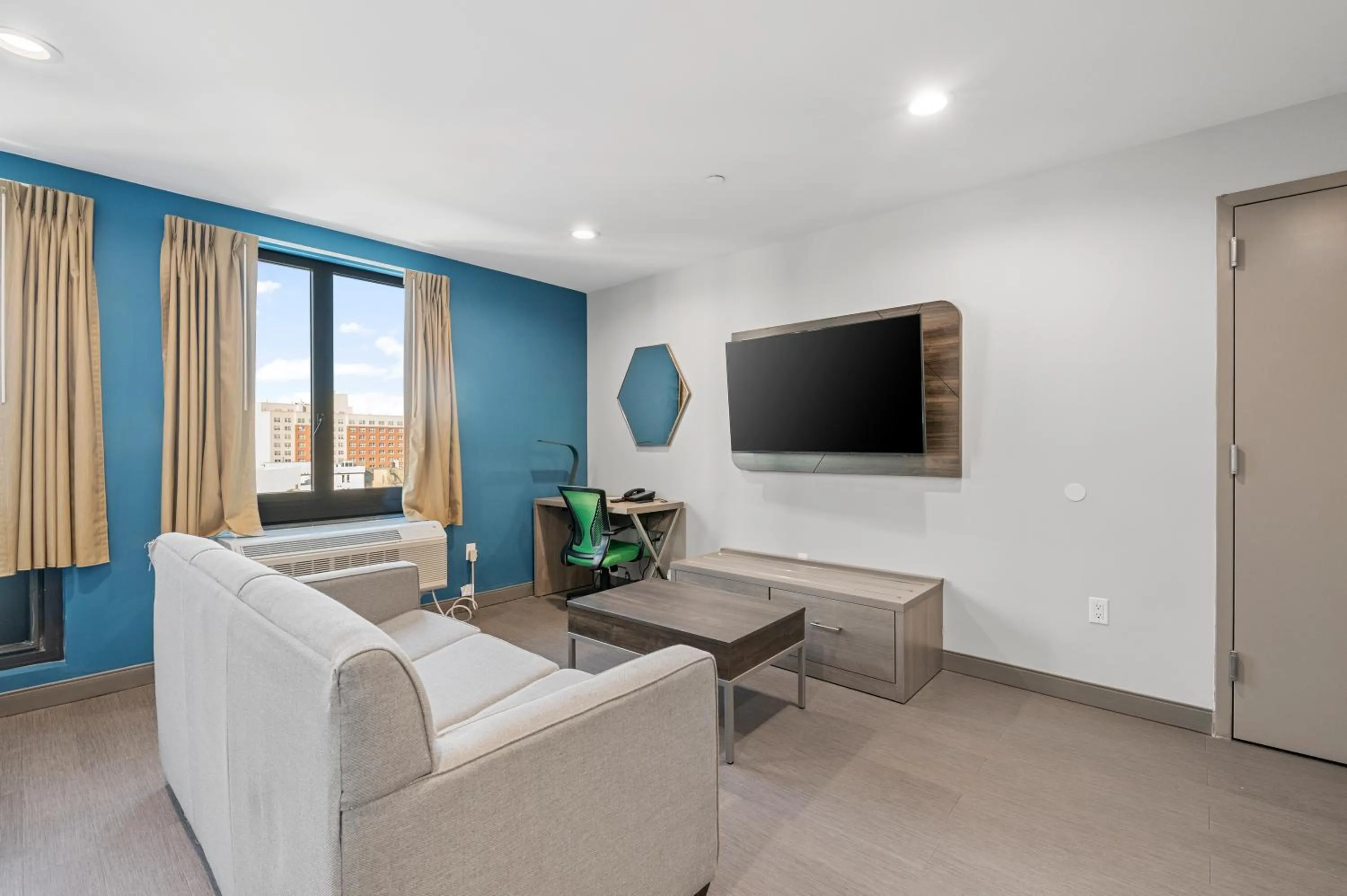 Living room, Bed in Holiday Inn Express & Suites Bronx - Zoo Area by IHG