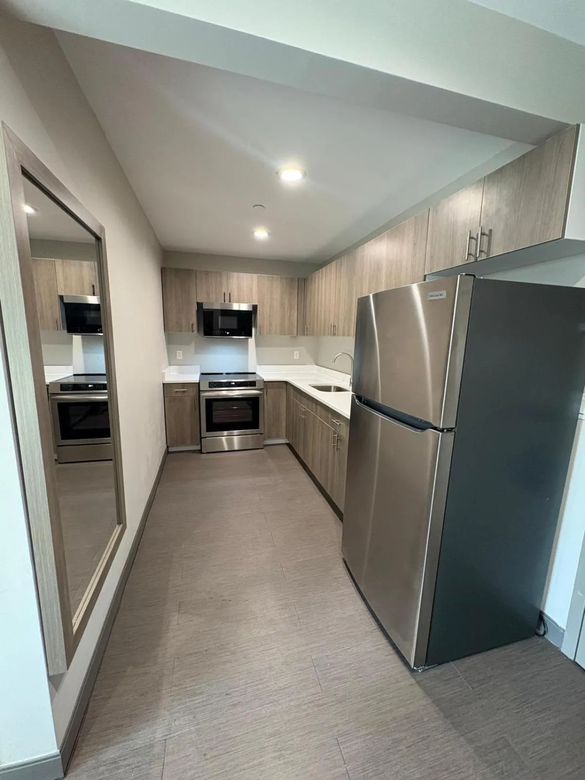 Kitchen or kitchenette in Holiday Inn Express & Suites Bronx - Zoo Area by IHG