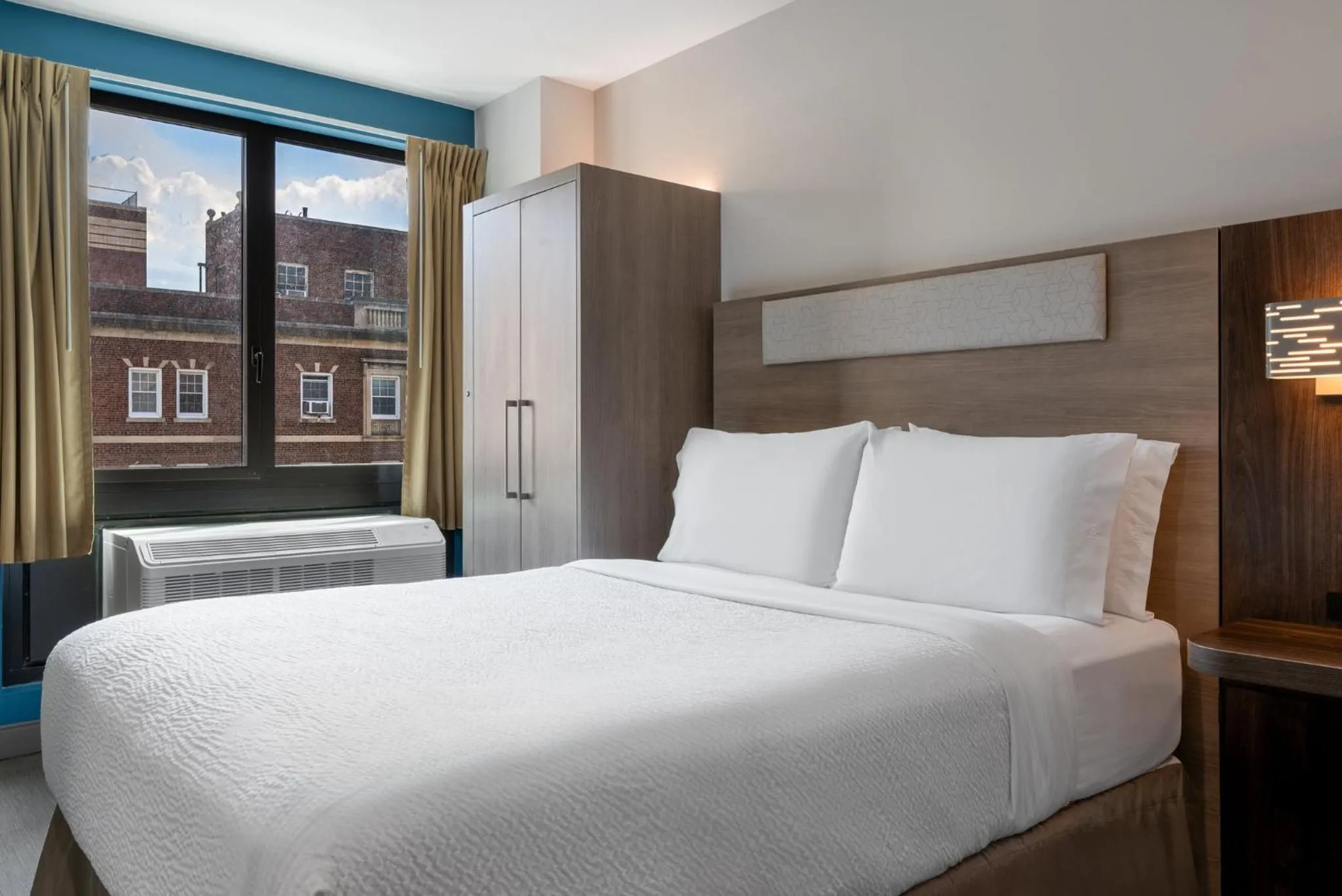 Photo of the whole room, Bed in Holiday Inn Express & Suites Bronx - Zoo Area by IHG