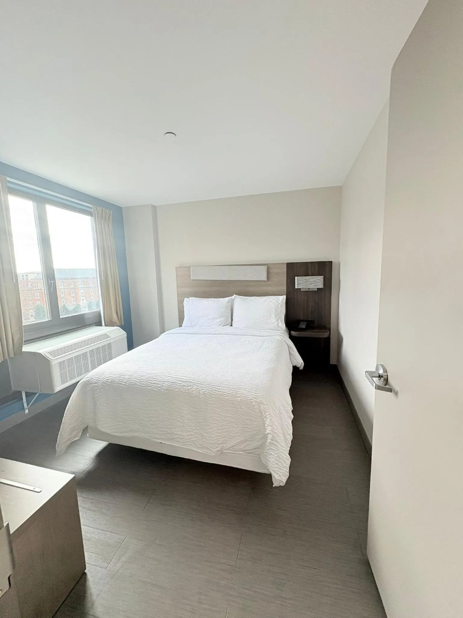 Bedroom, Bed in Holiday Inn Express & Suites Bronx - Zoo Area by IHG