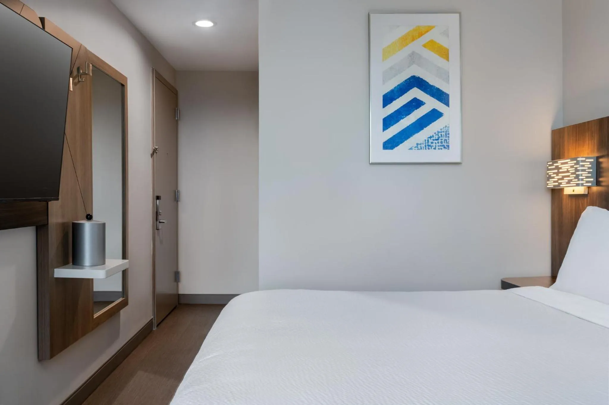 Photo of the whole room, Bed in Holiday Inn Express & Suites Bronx - Zoo Area by IHG