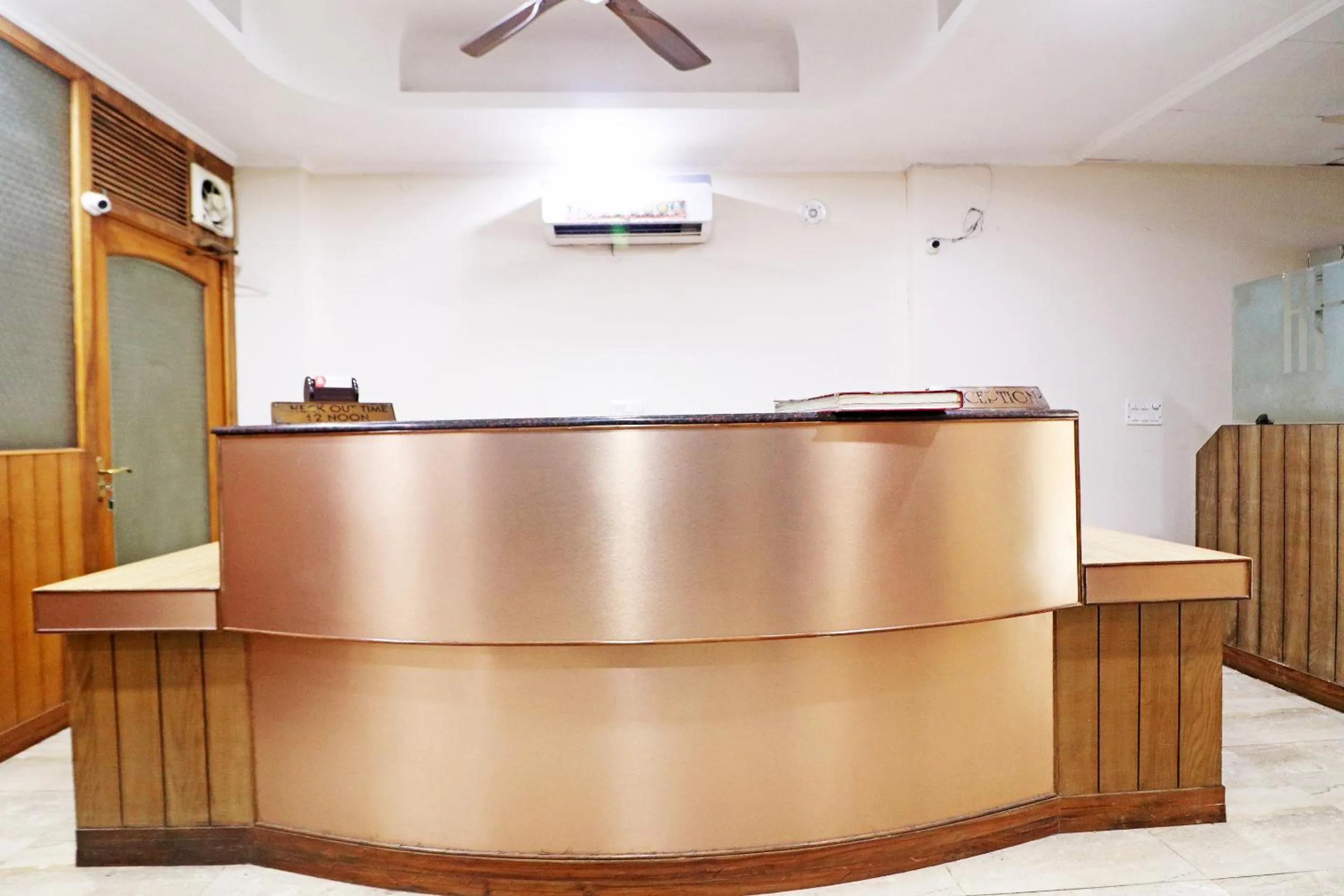 Lobby or reception in Hotel Westend Holiday Home 5 mint from Nizamuddin Railway Station