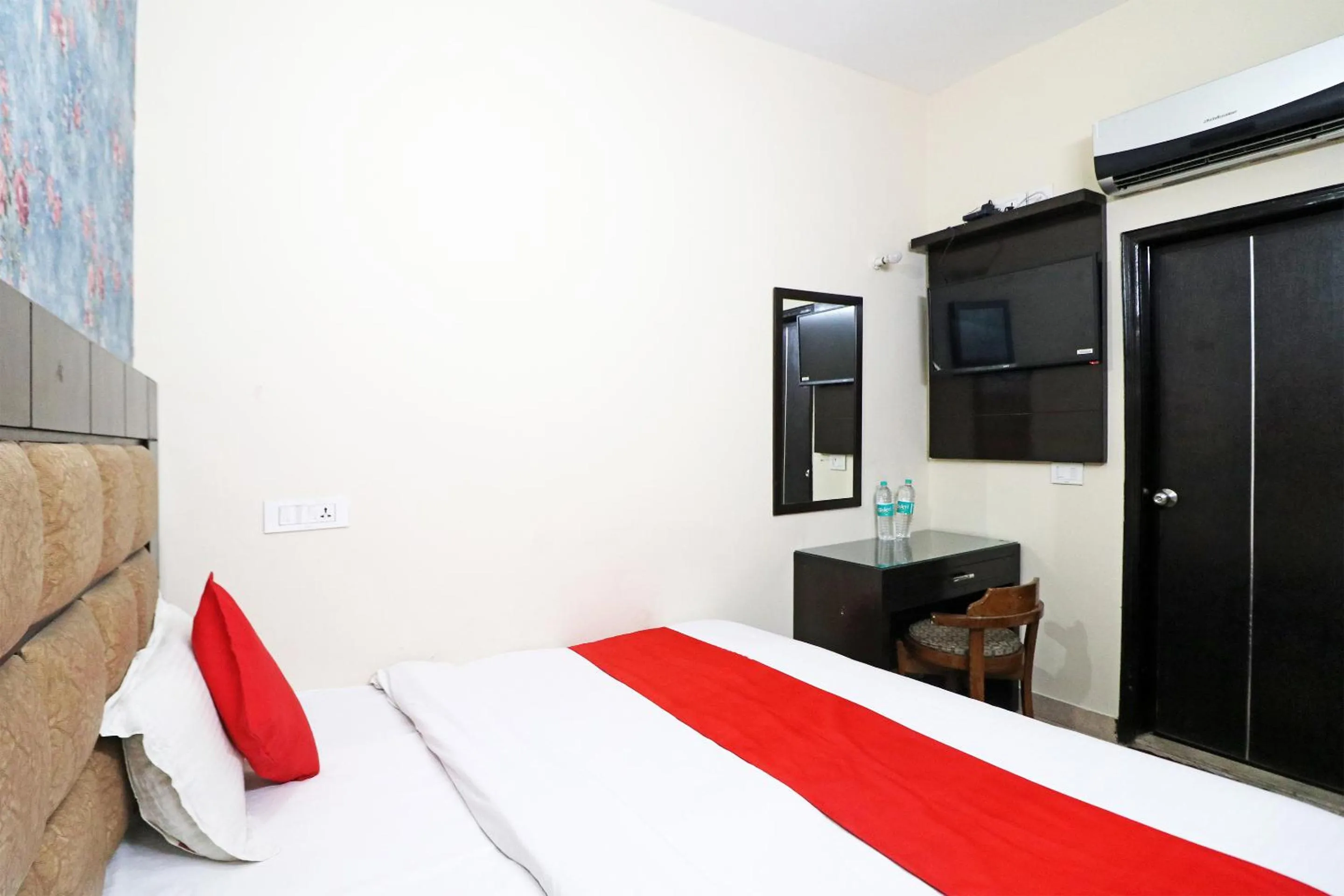 Bedroom in Hotel Westend Holiday Home 5 mint from Nizamuddin Railway Station