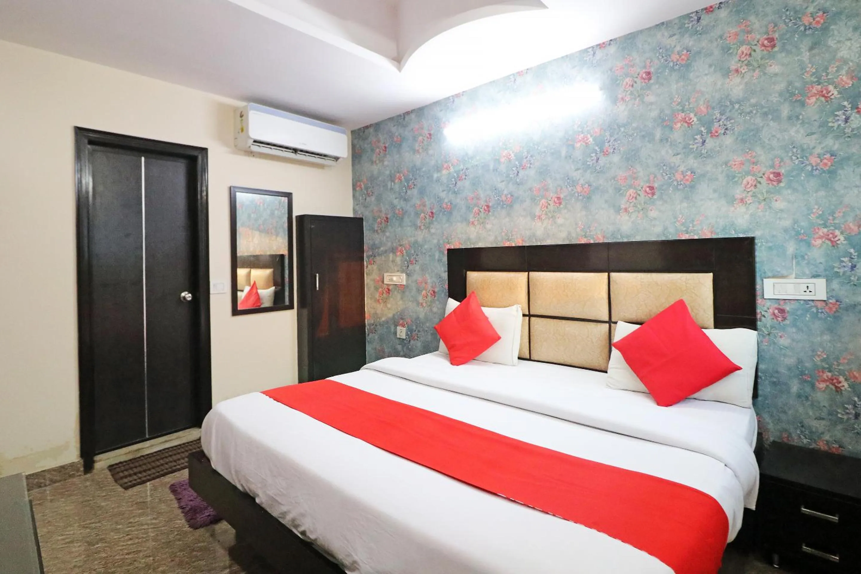 Bedroom in Hotel Westend Holiday Home 5 mint from Nizamuddin Railway Station