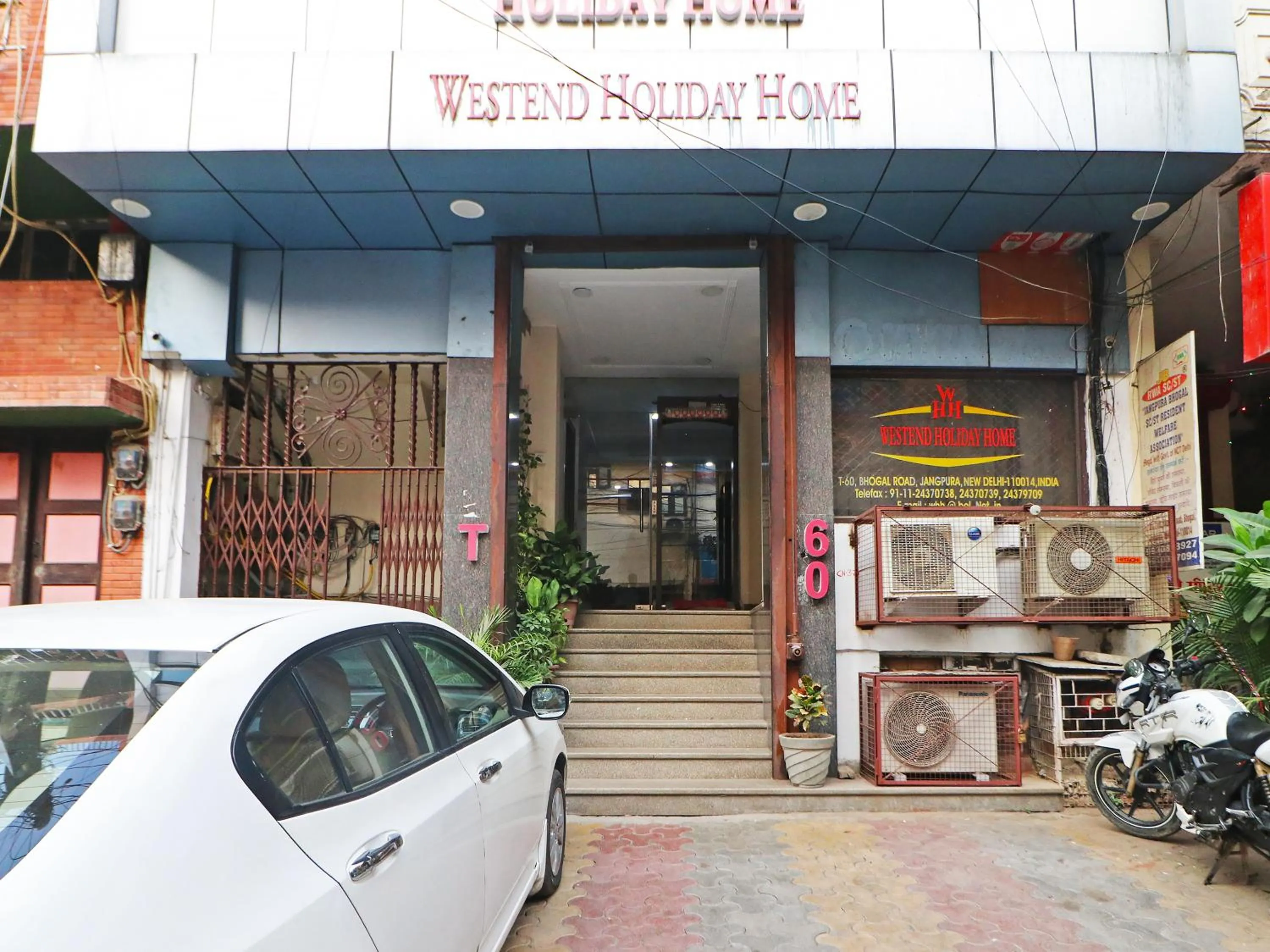 Facade/entrance in Hotel Westend Holiday Home 5 mint from Nizamuddin Railway Station