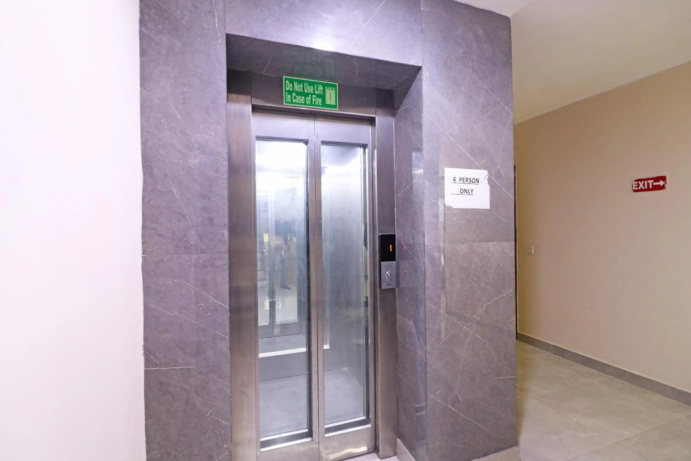 elevator in Hotel Westend Holiday Home 5 mint from Nizamuddin Railway Station