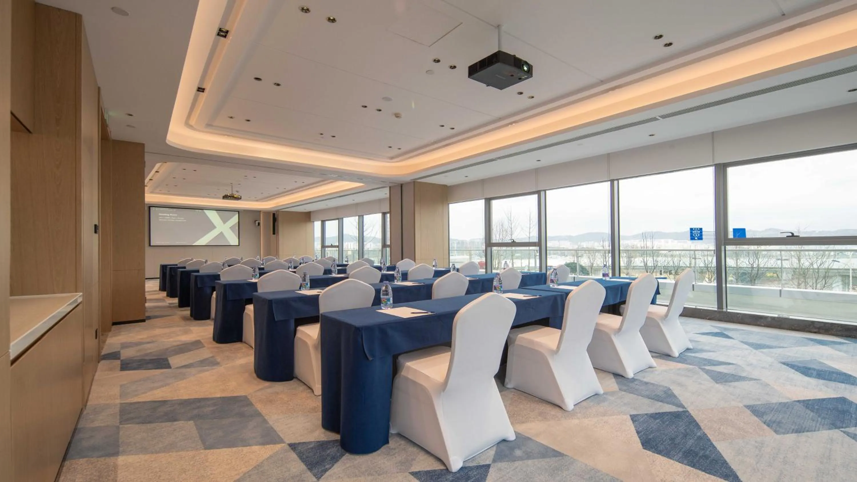 Meeting/conference room in Holiday Inn Express Guiyang Airport, an IHG Hotel