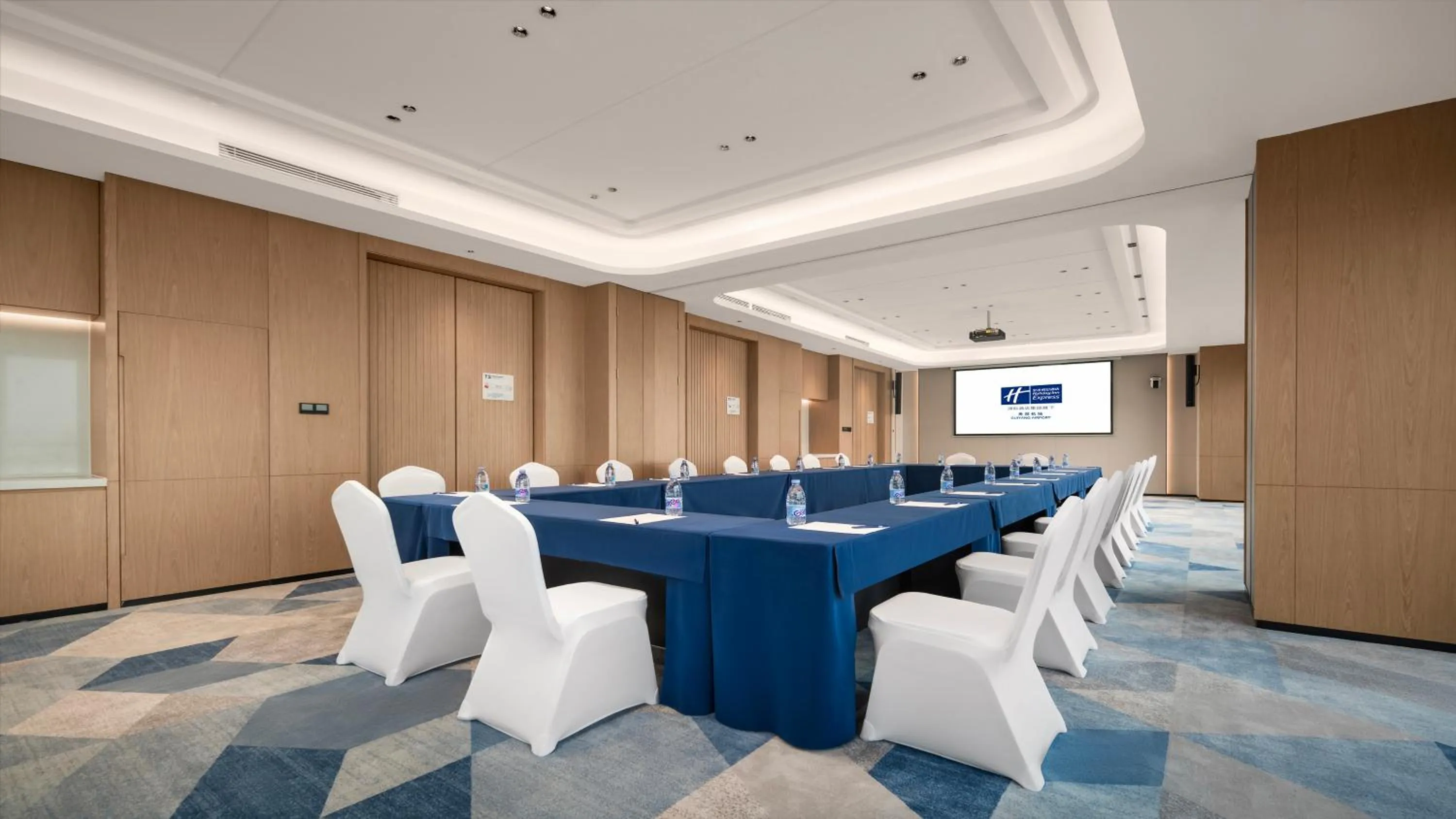 Meeting/conference room in Holiday Inn Express Guiyang Airport, an IHG Hotel