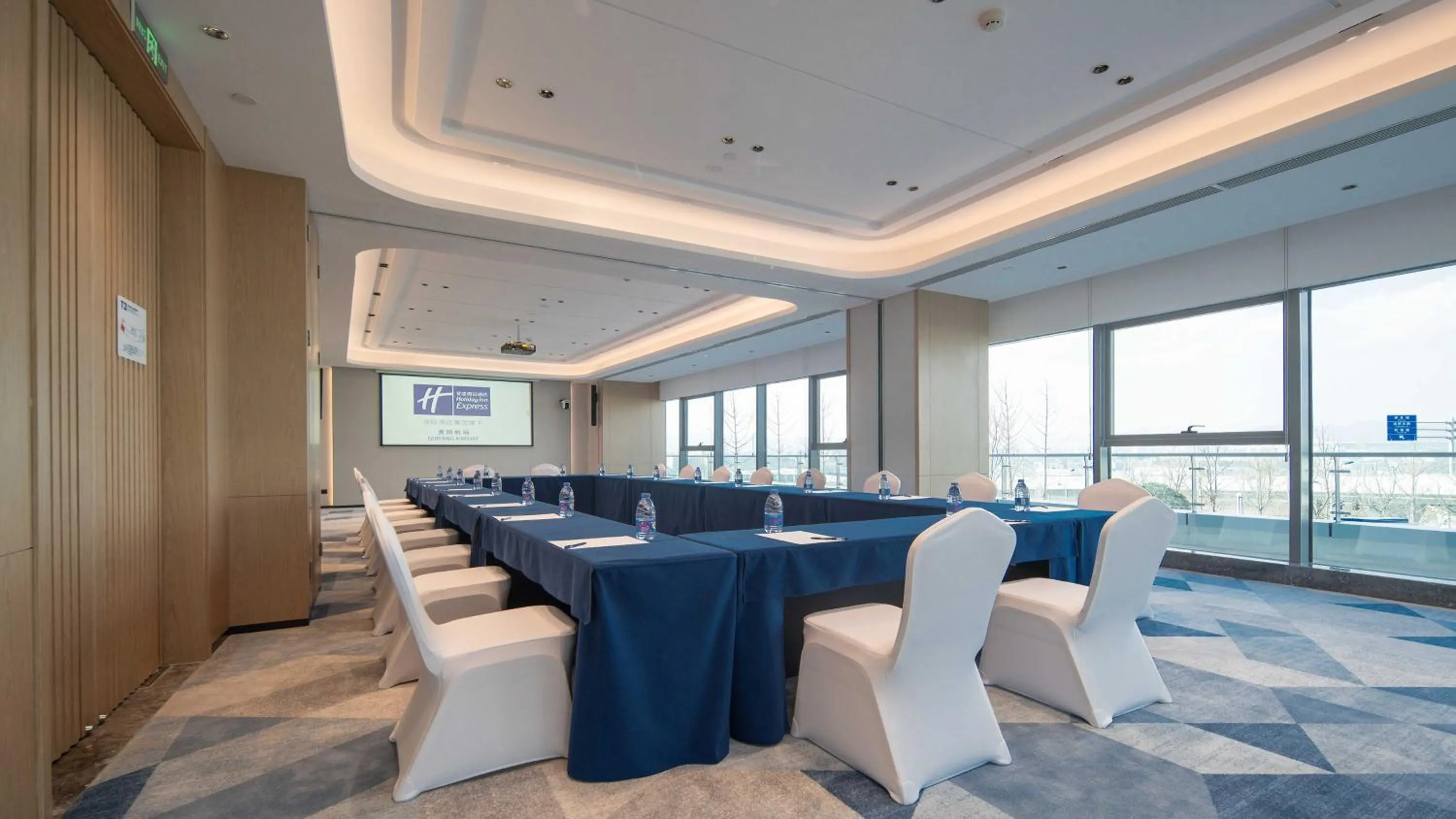 Meeting/conference room in Holiday Inn Express Guiyang Airport, an IHG Hotel